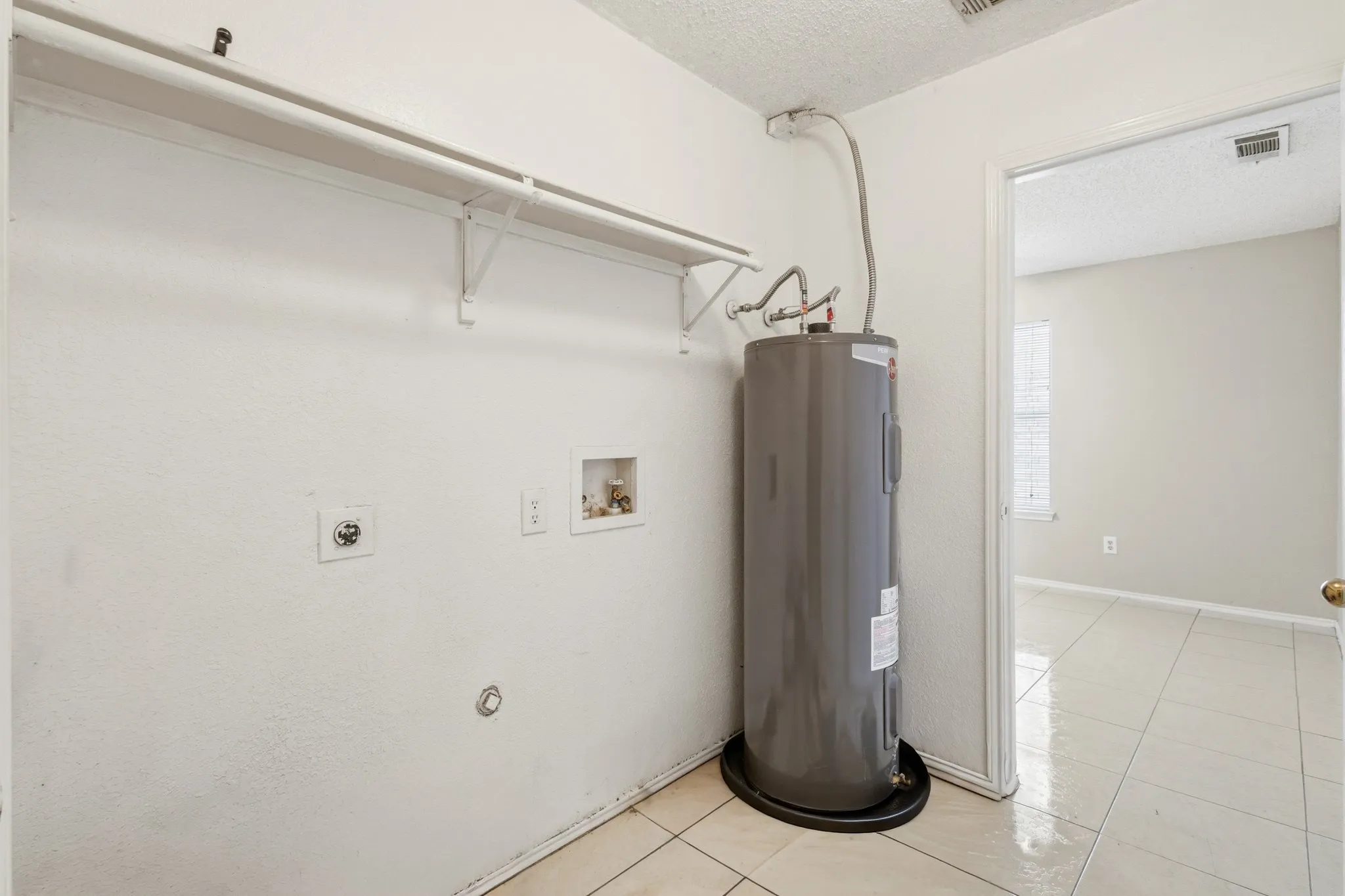 Single Family Residence For Rent in Tarrant County , 6720 Elk Trail, Arlington, Texas 76002, 3 Bedroom, 2 Bathroom, 2 Garage spaces, 1,744 Sqft, built in 1998, mls#21309895, Real Estate Agent in Arlington, Homes For Rent in Tarrant county, Homes For Rent in Arlington, Realtor in Arlington Texas, Real Estate Brokerage Independent Realty Texas, Luminita Cordes Realtor