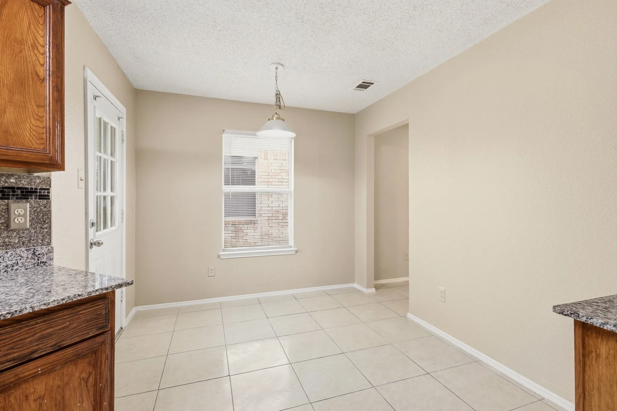 Single Family Residence For Rent in Tarrant County , 6720 Elk Trail, Arlington, Texas 76002, 3 Bedroom, 2 Bathroom, 2 Garage spaces, 1,744 Sqft, built in 1998, mls#21309895, Real Estate Agent in Arlington, Homes For Rent in Tarrant county, Homes For Rent in Arlington, Realtor in Arlington Texas, Real Estate Brokerage Independent Realty Texas, Luminita Cordes Realtor
