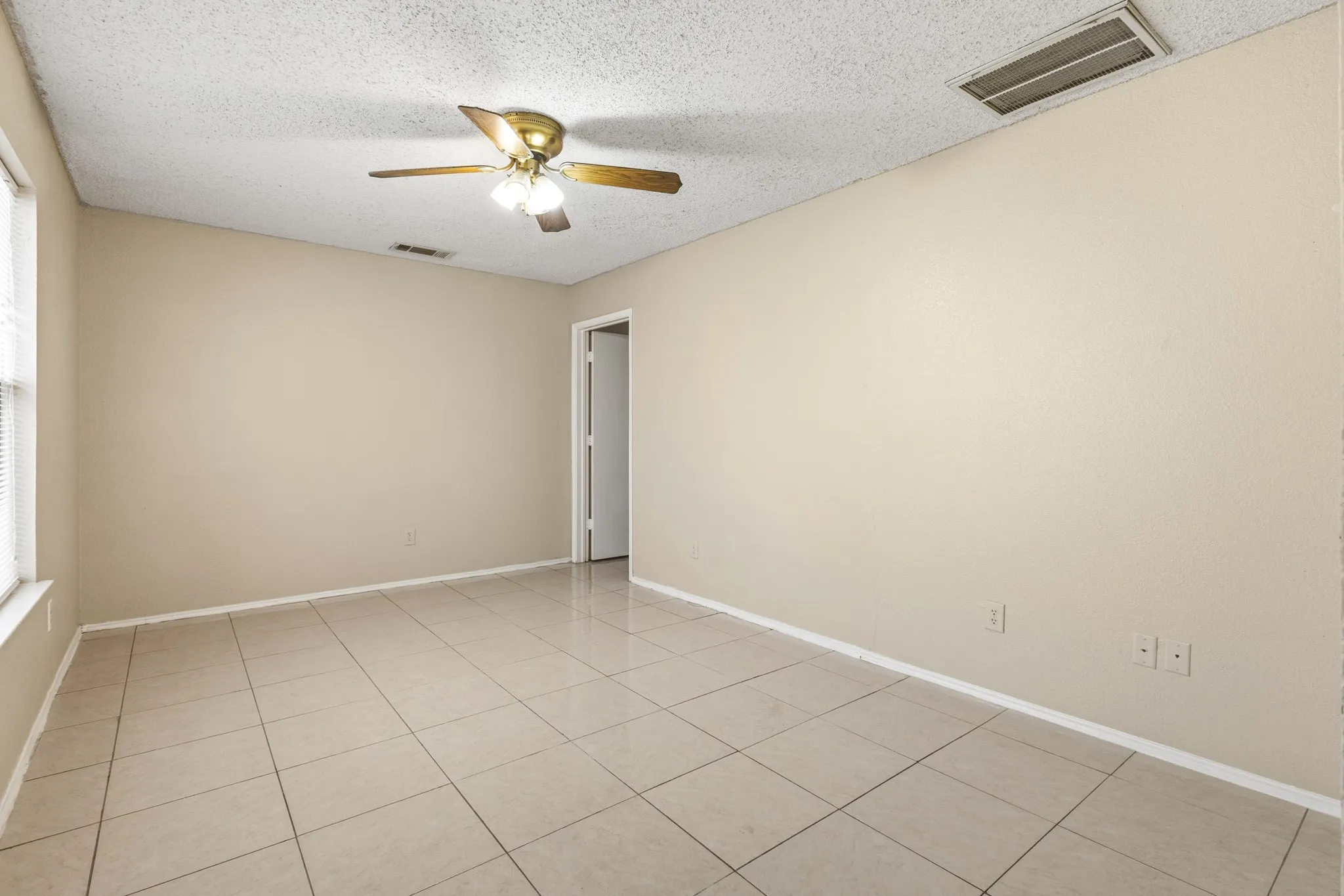 Single Family Residence For Rent in Tarrant County , 6720 Elk Trail, Arlington, Texas 76002, 3 Bedroom, 2 Bathroom, 2 Garage spaces, 1,744 Sqft, built in 1998, mls#21309895, Real Estate Agent in Arlington, Homes For Rent in Tarrant county, Homes For Rent in Arlington, Realtor in Arlington Texas, Real Estate Brokerage Independent Realty Texas, Luminita Cordes Realtor