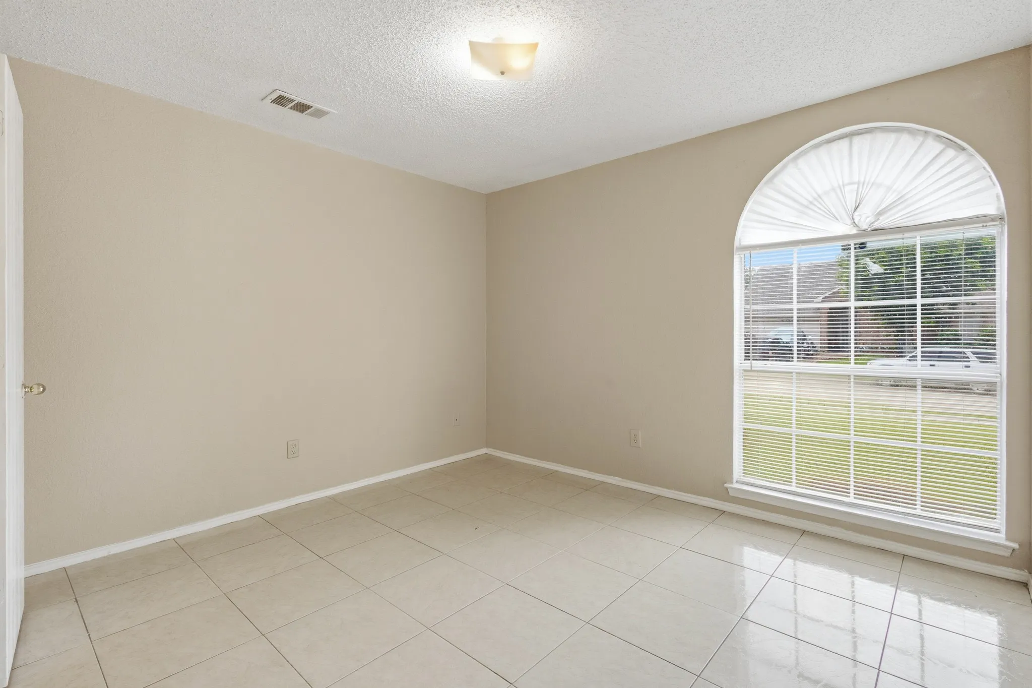 Single Family Residence For Rent in Tarrant County , 6720 Elk Trail, Arlington, Texas 76002, 3 Bedroom, 2 Bathroom, 2 Garage spaces, 1,744 Sqft, built in 1998, mls#21309895, Real Estate Agent in Arlington, Homes For Rent in Tarrant county, Homes For Rent in Arlington, Realtor in Arlington Texas, Real Estate Brokerage Independent Realty Texas, Luminita Cordes Realtor