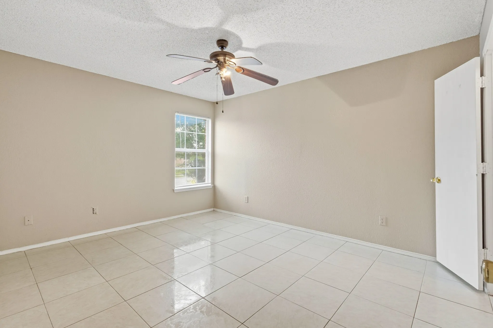 Single Family Residence For Rent in Tarrant County , 6720 Elk Trail, Arlington, Texas 76002, 3 Bedroom, 2 Bathroom, 2 Garage spaces, 1,744 Sqft, built in 1998, mls#21309895, Real Estate Agent in Arlington, Homes For Rent in Tarrant county, Homes For Rent in Arlington, Realtor in Arlington Texas, Real Estate Brokerage Independent Realty Texas, Luminita Cordes Realtor