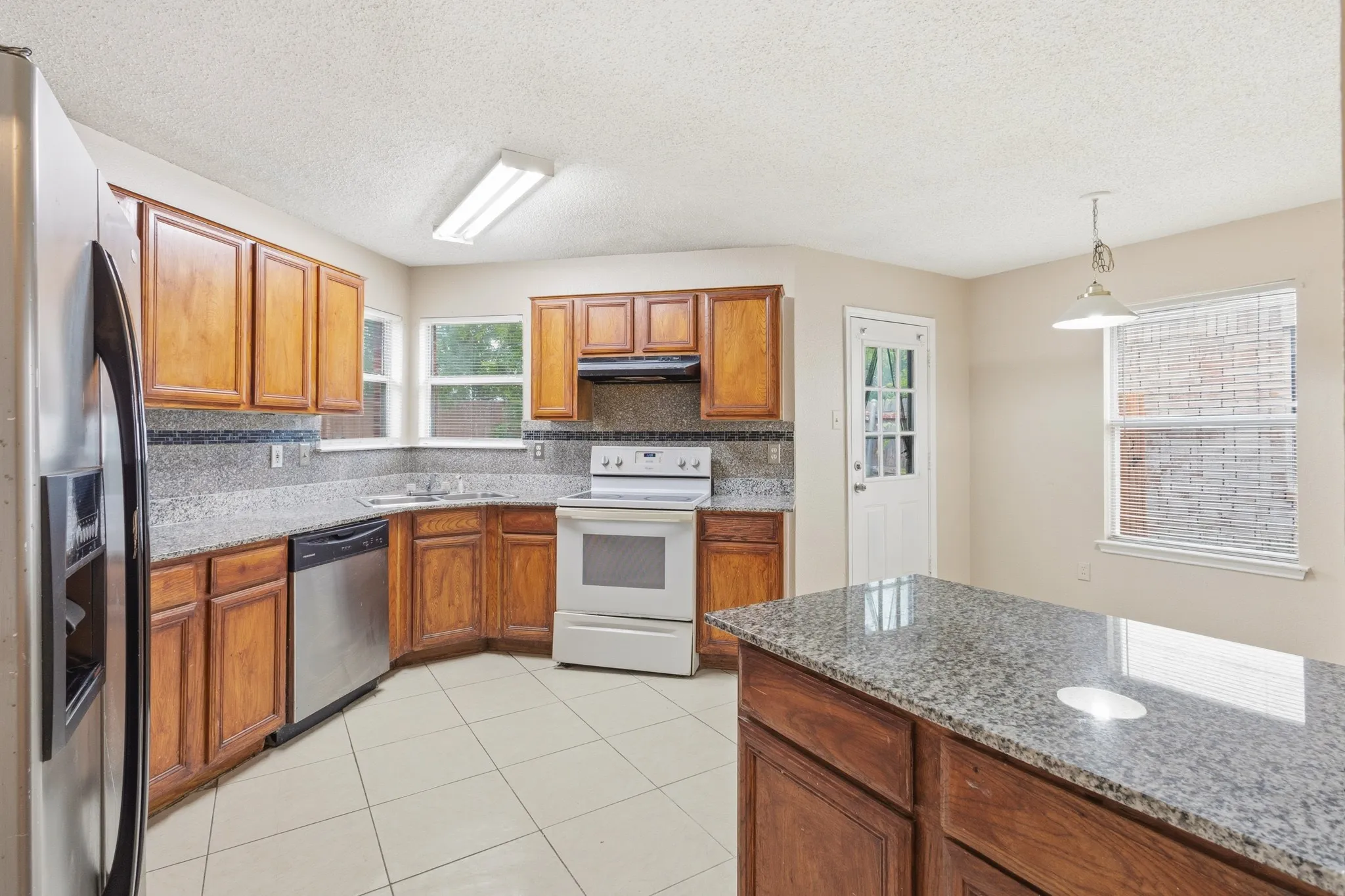 Single Family Residence For Rent in Tarrant County , 6720 Elk Trail, Arlington, Texas 76002, 3 Bedroom, 2 Bathroom, 2 Garage spaces, 1,744 Sqft, built in 1998, mls#21309895, Real Estate Agent in Arlington, Homes For Rent in Tarrant county, Homes For Rent in Arlington, Realtor in Arlington Texas, Real Estate Brokerage Independent Realty Texas, Luminita Cordes Realtor