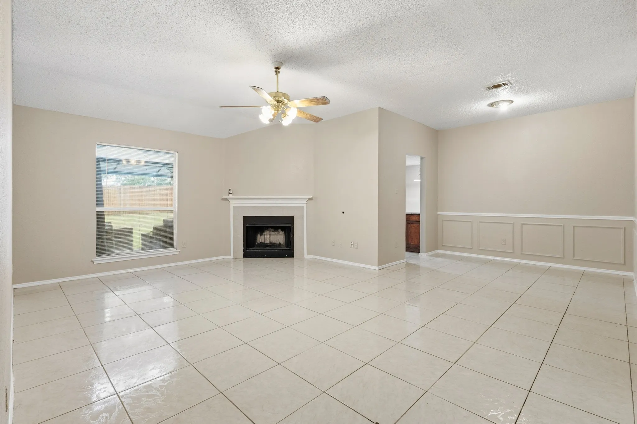 Single Family Residence For Rent in Tarrant County , 6720 Elk Trail, Arlington, Texas 76002, 3 Bedroom, 2 Bathroom, 2 Garage spaces, 1,744 Sqft, built in 1998, mls#21309895, Real Estate Agent in Arlington, Homes For Rent in Tarrant county, Homes For Rent in Arlington, Realtor in Arlington Texas, Real Estate Brokerage Independent Realty Texas, Luminita Cordes Realtor