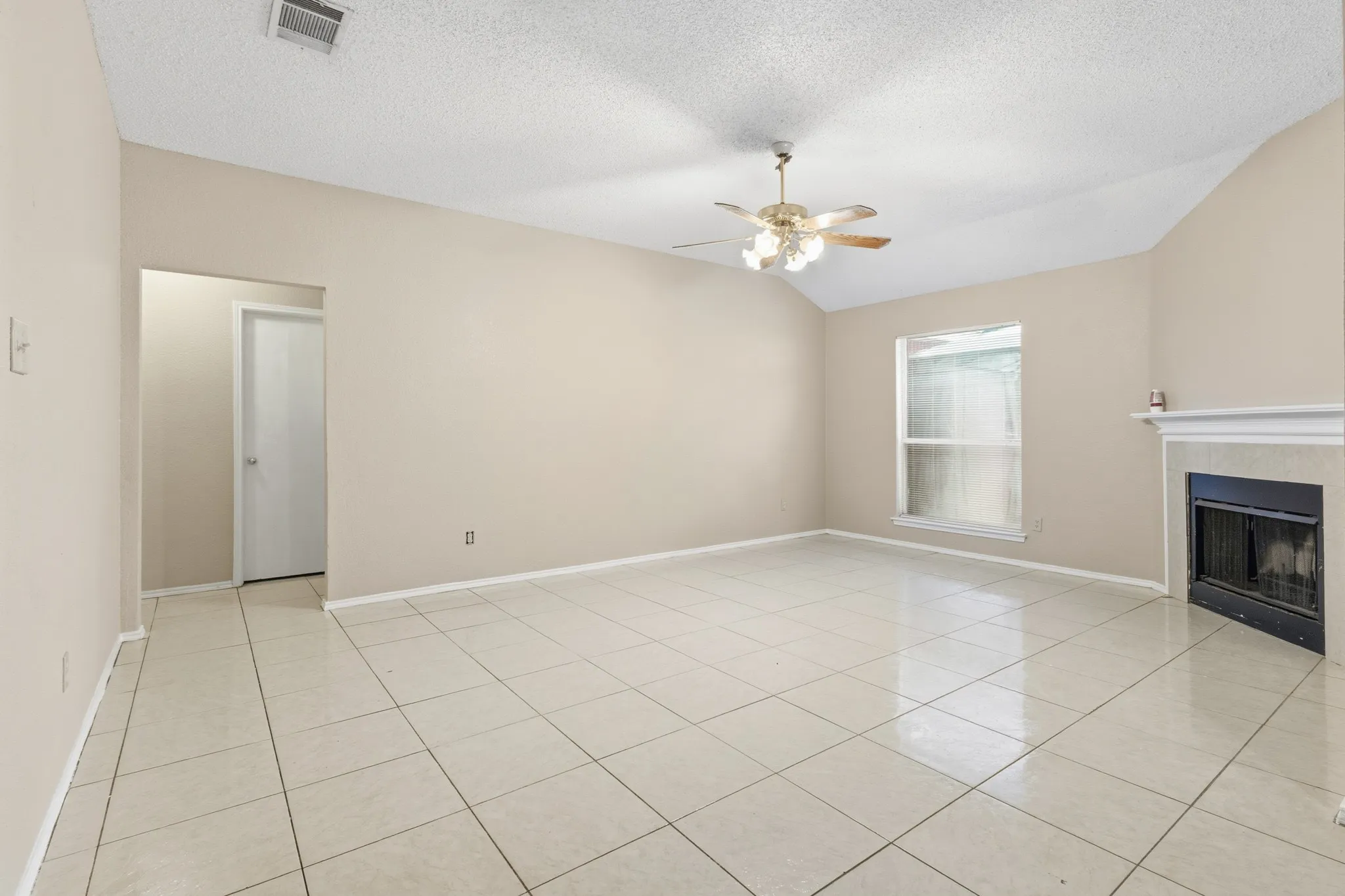 Single Family Residence For Rent in Tarrant County , 6720 Elk Trail, Arlington, Texas 76002, 3 Bedroom, 2 Bathroom, 2 Garage spaces, 1,744 Sqft, built in 1998, mls#21309895, Real Estate Agent in Arlington, Homes For Rent in Tarrant county, Homes For Rent in Arlington, Realtor in Arlington Texas, Real Estate Brokerage Independent Realty Texas, Luminita Cordes Realtor