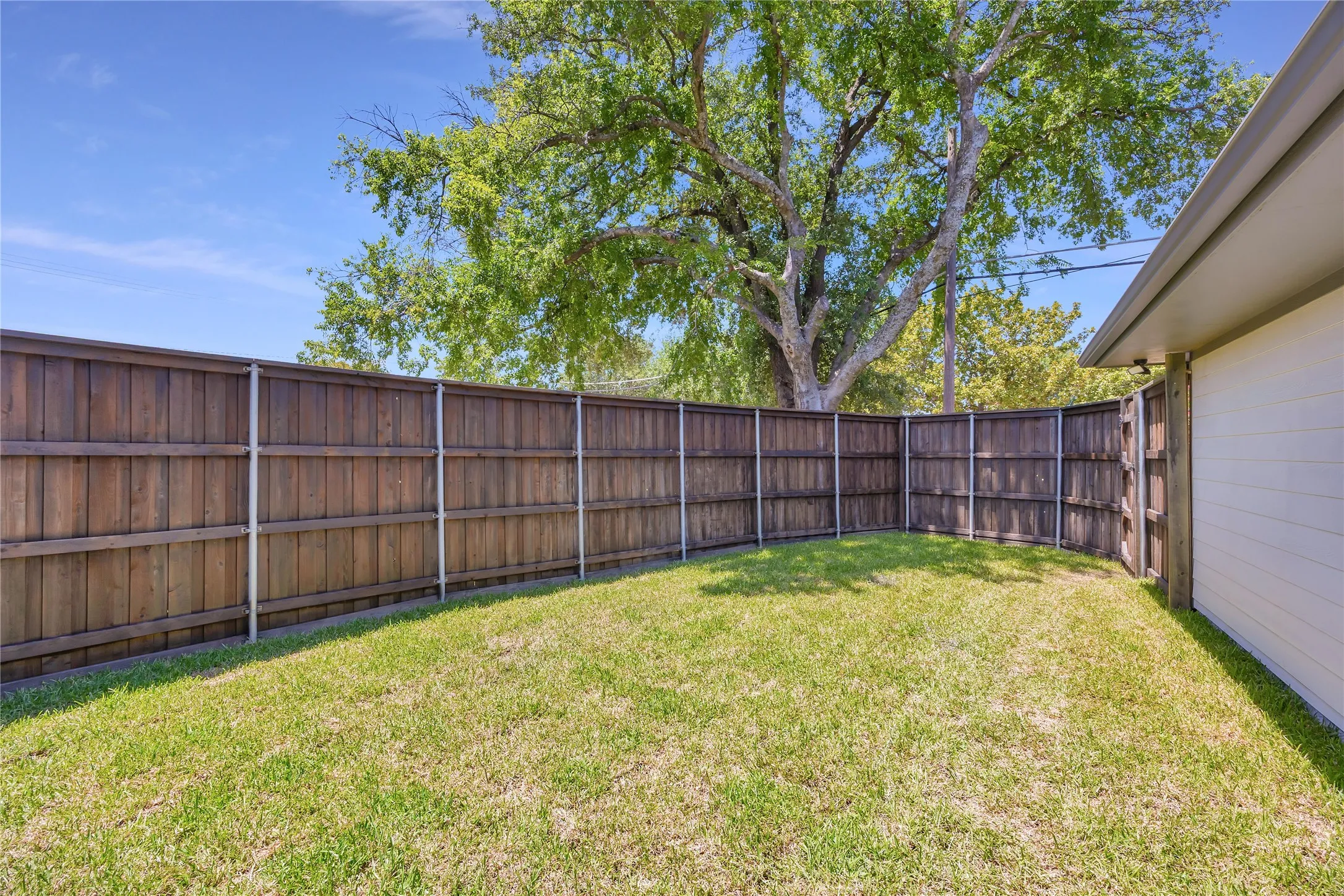 Single Family Residence For Sale in Dallas County , 7103 Westbrook Lane, Dallas, Texas 75214, 4 Bedroom, 3 Bathroom, 2 Garage spaces, 2,535 Sqft, built in 1954, mls#21309896, Real Estate Agent in Dallas, Homes For Sale in Dallas county, Homes For Sale in Dallas, Realtor in Dallas Texas, Real Estate Brokerage Independent Realty Texas, Luminita Cordes Realtor