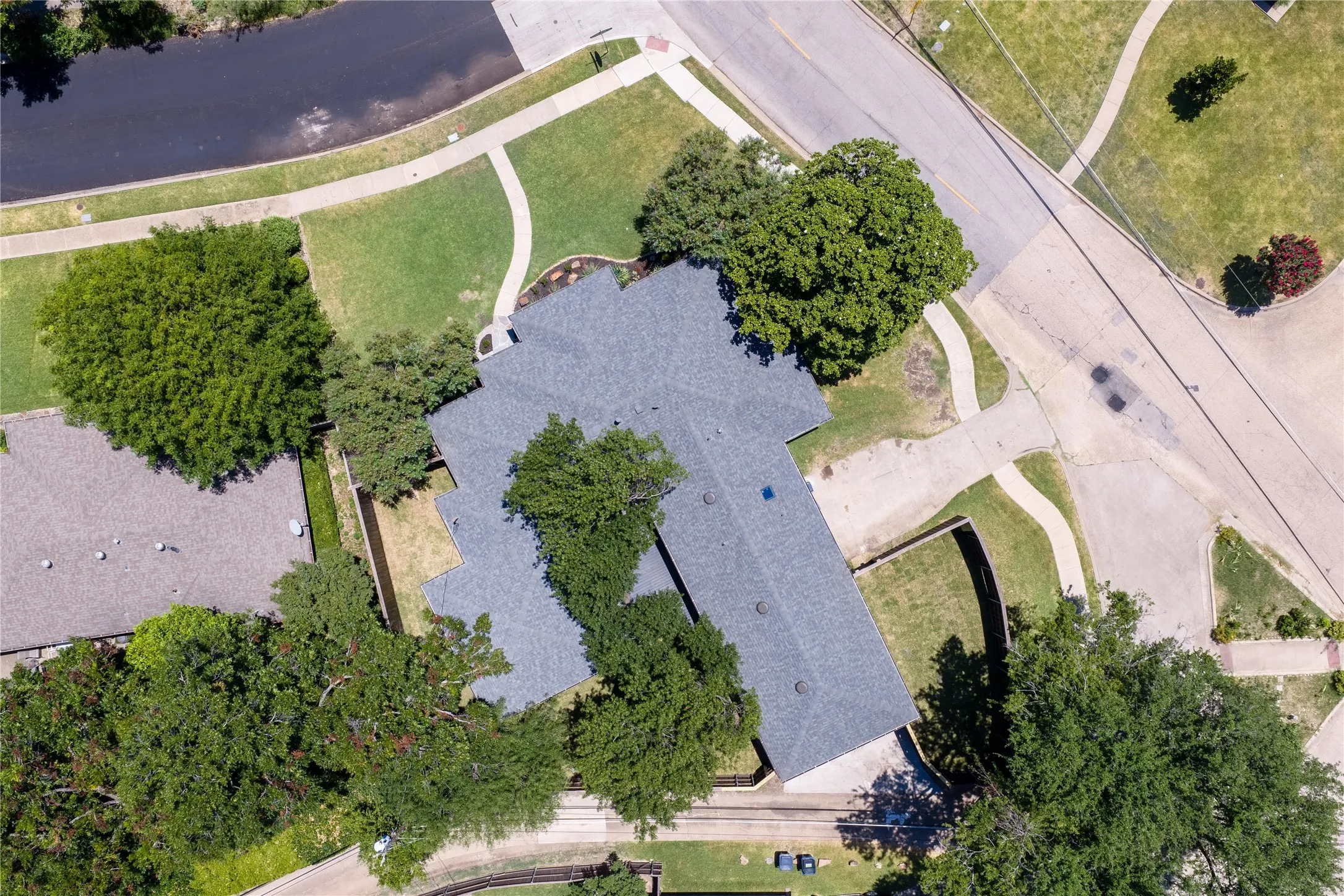Single Family Residence For Sale in Dallas County , 7103 Westbrook Lane, Dallas, Texas 75214, 4 Bedroom, 3 Bathroom, 2 Garage spaces, 2,535 Sqft, built in 1954, mls#21309896, Real Estate Agent in Dallas, Homes For Sale in Dallas county, Homes For Sale in Dallas, Realtor in Dallas Texas, Real Estate Brokerage Independent Realty Texas, Luminita Cordes Realtor