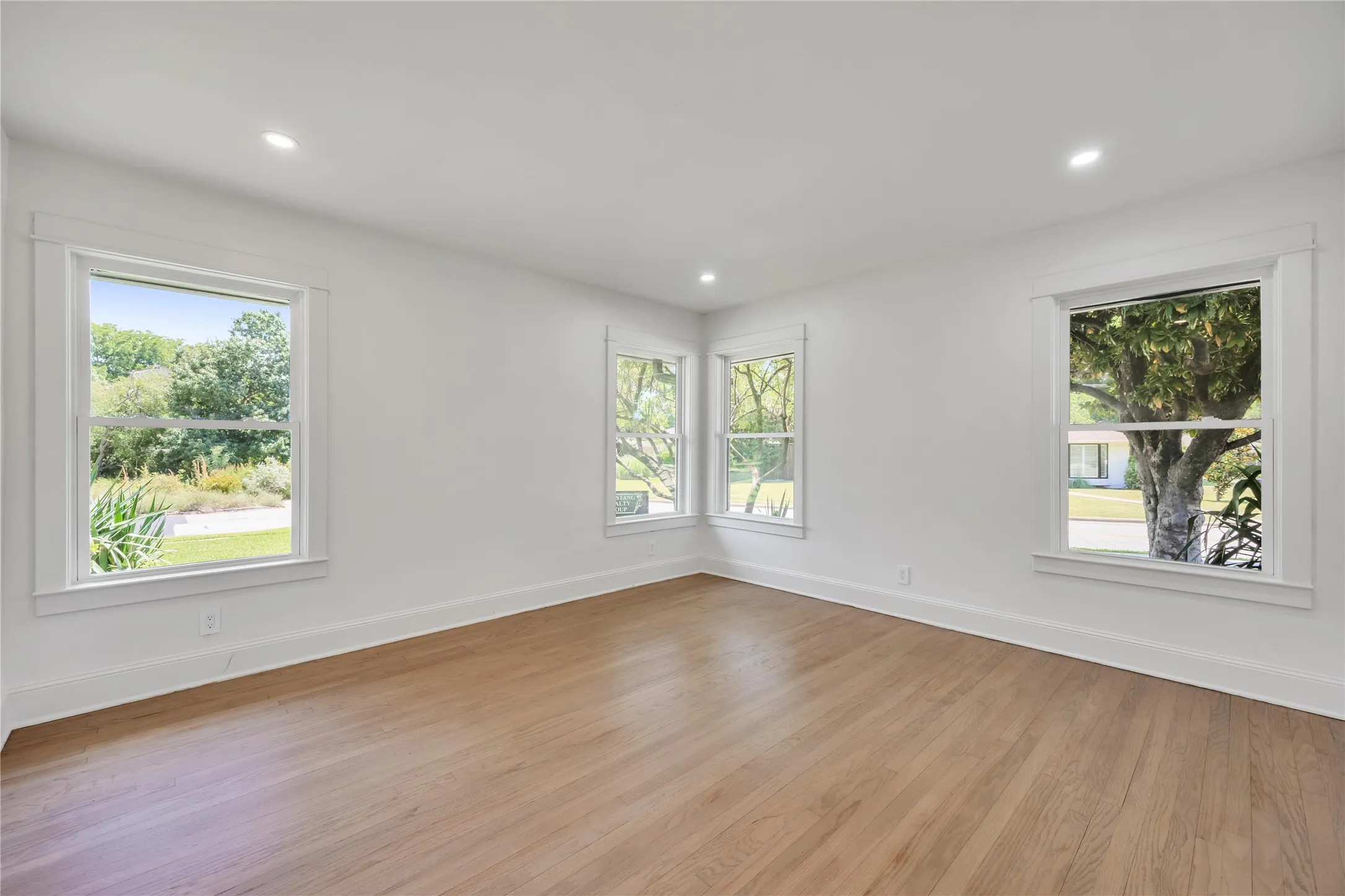 Single Family Residence For Sale in Dallas County , 7103 Westbrook Lane, Dallas, Texas 75214, 4 Bedroom, 3 Bathroom, 2 Garage spaces, 2,535 Sqft, built in 1954, mls#21309896, Real Estate Agent in Dallas, Homes For Sale in Dallas county, Homes For Sale in Dallas, Realtor in Dallas Texas, Real Estate Brokerage Independent Realty Texas, Luminita Cordes Realtor