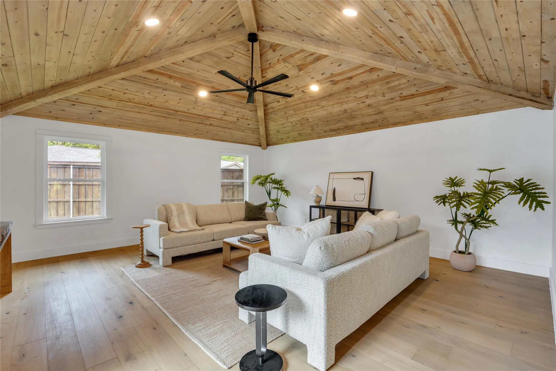 Single Family Residence For Sale in Dallas County , 7103 Westbrook Lane, Dallas, Texas 75214, 4 Bedroom, 3 Bathroom, 2 Garage spaces, 2,535 Sqft, built in 1954, mls#21309896, Real Estate Agent in Dallas, Homes For Sale in Dallas county, Homes For Sale in Dallas, Realtor in Dallas Texas, Real Estate Brokerage Independent Realty Texas, Luminita Cordes Realtor