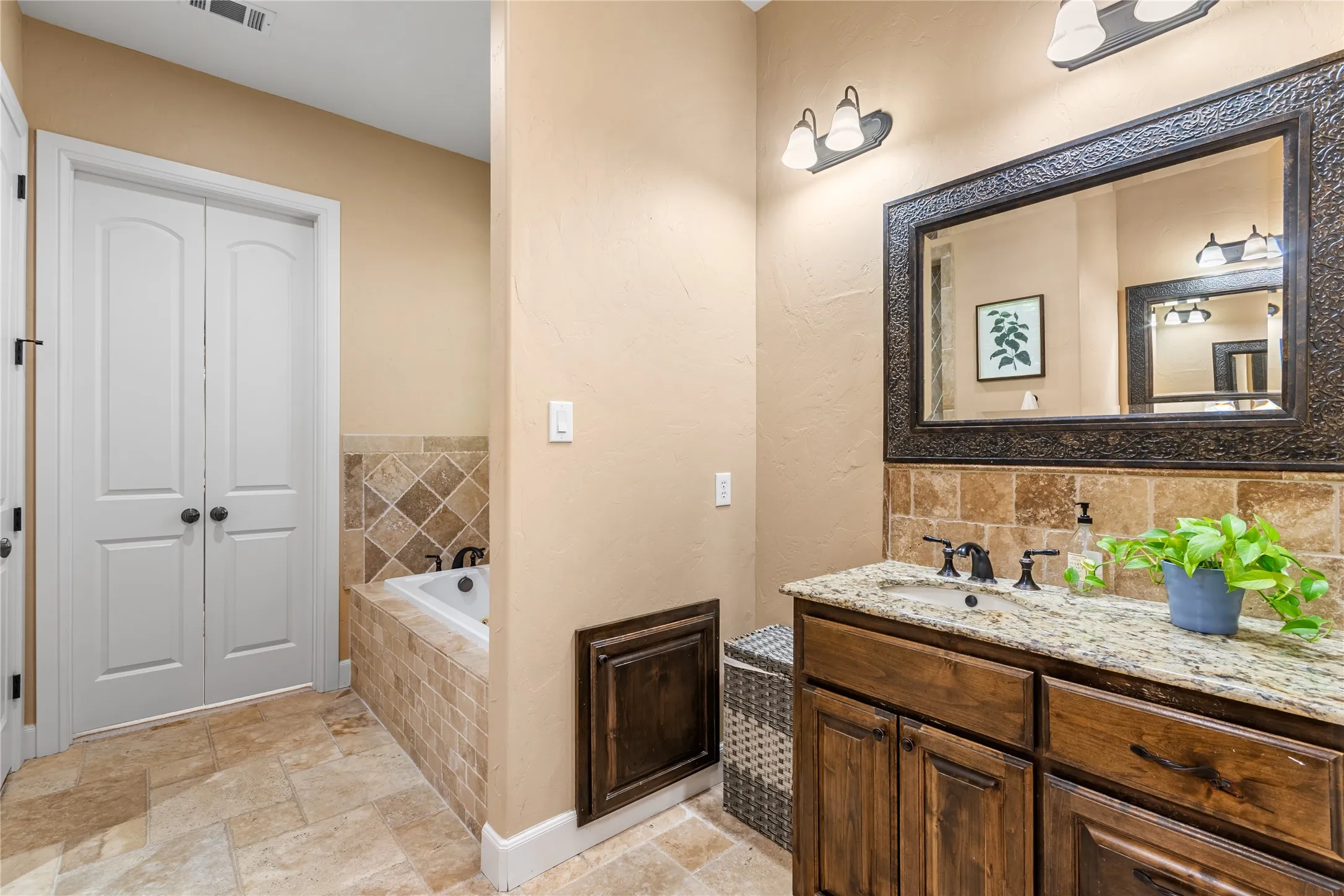 Single Family Residence For Sale in Denton County , 4921 Dogwood Street, Flower Mound, Texas 75028, 3 Bedroom, 3 Bathroom, 2 Garage spaces, 3,004 Sqft, built in 2009, Price $689,900, mls#21291040, Real Estate Agent in Flower Mound, Homes For Sale in Denton county, Homes For Sale in Flower Mound, Realtor in Flower Mound Texas, Real Estate Brokerage Independent Realty Texas, Luminita Cordes Realtor