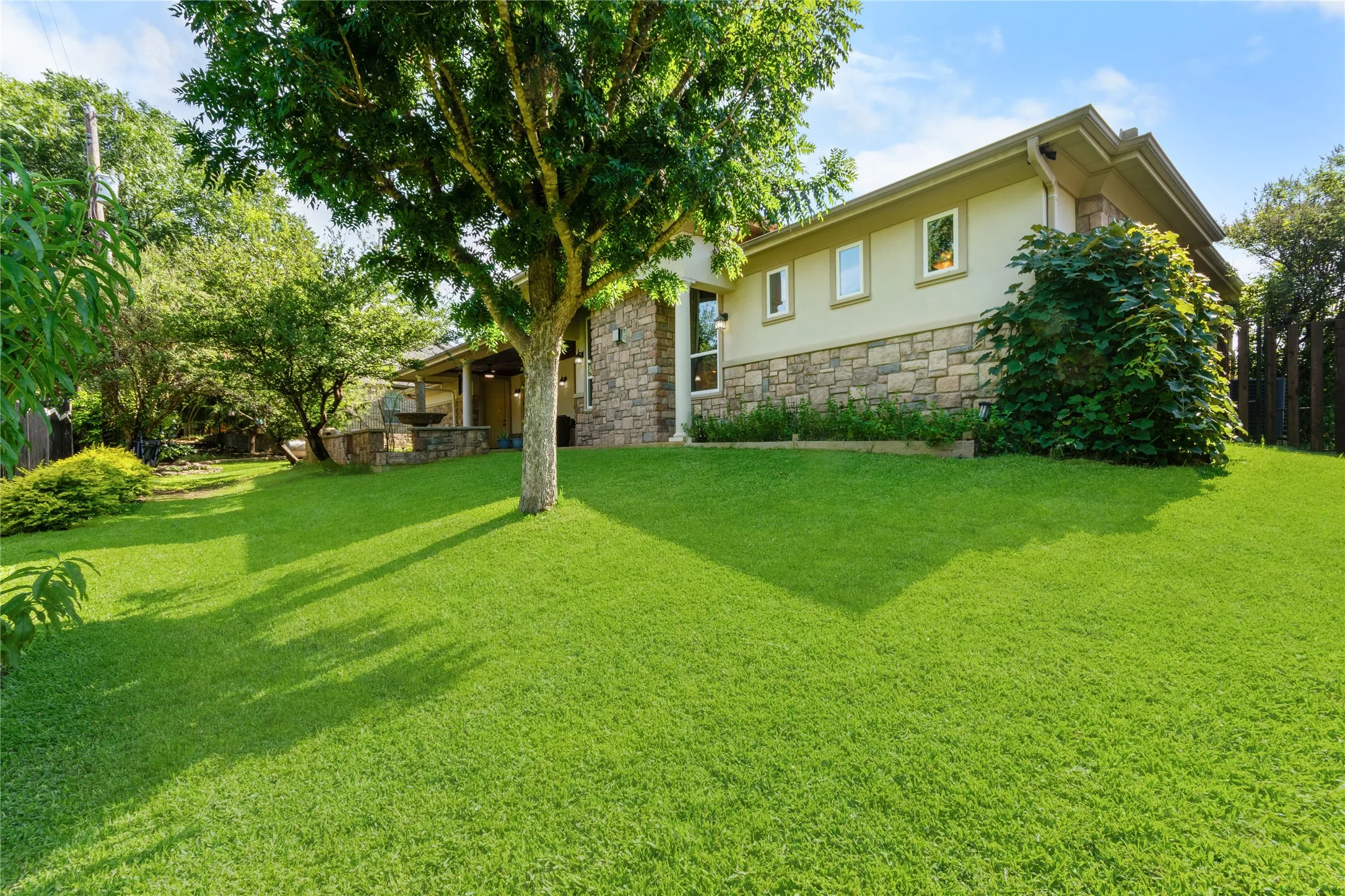 Single Family Residence For Sale in Denton County , 4921 Dogwood Street, Flower Mound, Texas 75028, 3 Bedroom, 3 Bathroom, 2 Garage spaces, 3,004 Sqft, built in 2009, Price $689,900, mls#21291040, Real Estate Agent in Flower Mound, Homes For Sale in Denton county, Homes For Sale in Flower Mound, Realtor in Flower Mound Texas, Real Estate Brokerage Independent Realty Texas, Luminita Cordes Realtor