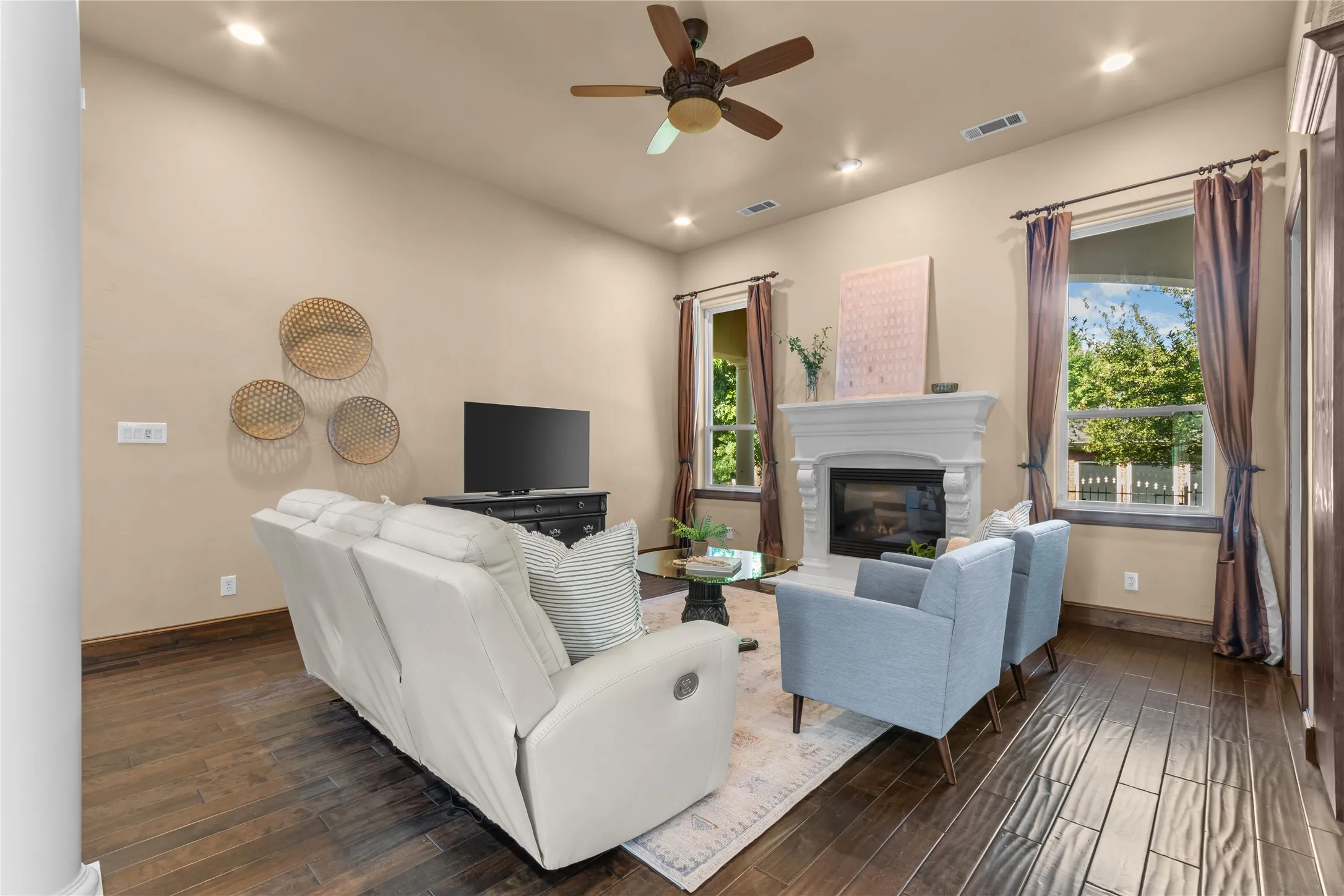 Single Family Residence For Sale in Denton County , 4921 Dogwood Street, Flower Mound, Texas 75028, 3 Bedroom, 3 Bathroom, 2 Garage spaces, 3,004 Sqft, built in 2009, Price $689,900, mls#21291040, Real Estate Agent in Flower Mound, Homes For Sale in Denton county, Homes For Sale in Flower Mound, Realtor in Flower Mound Texas, Real Estate Brokerage Independent Realty Texas, Luminita Cordes Realtor