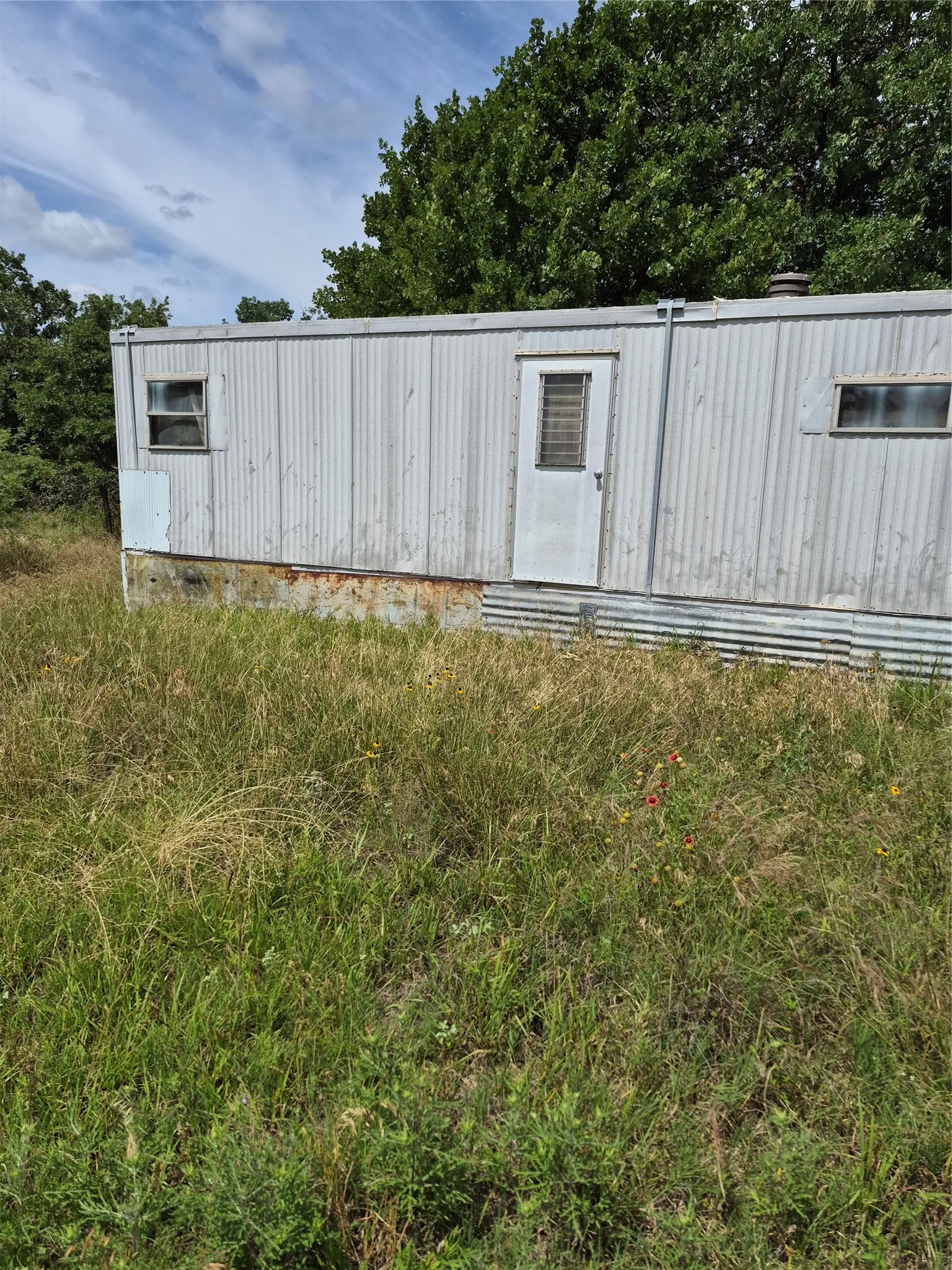 Nonfunctional mobile home.