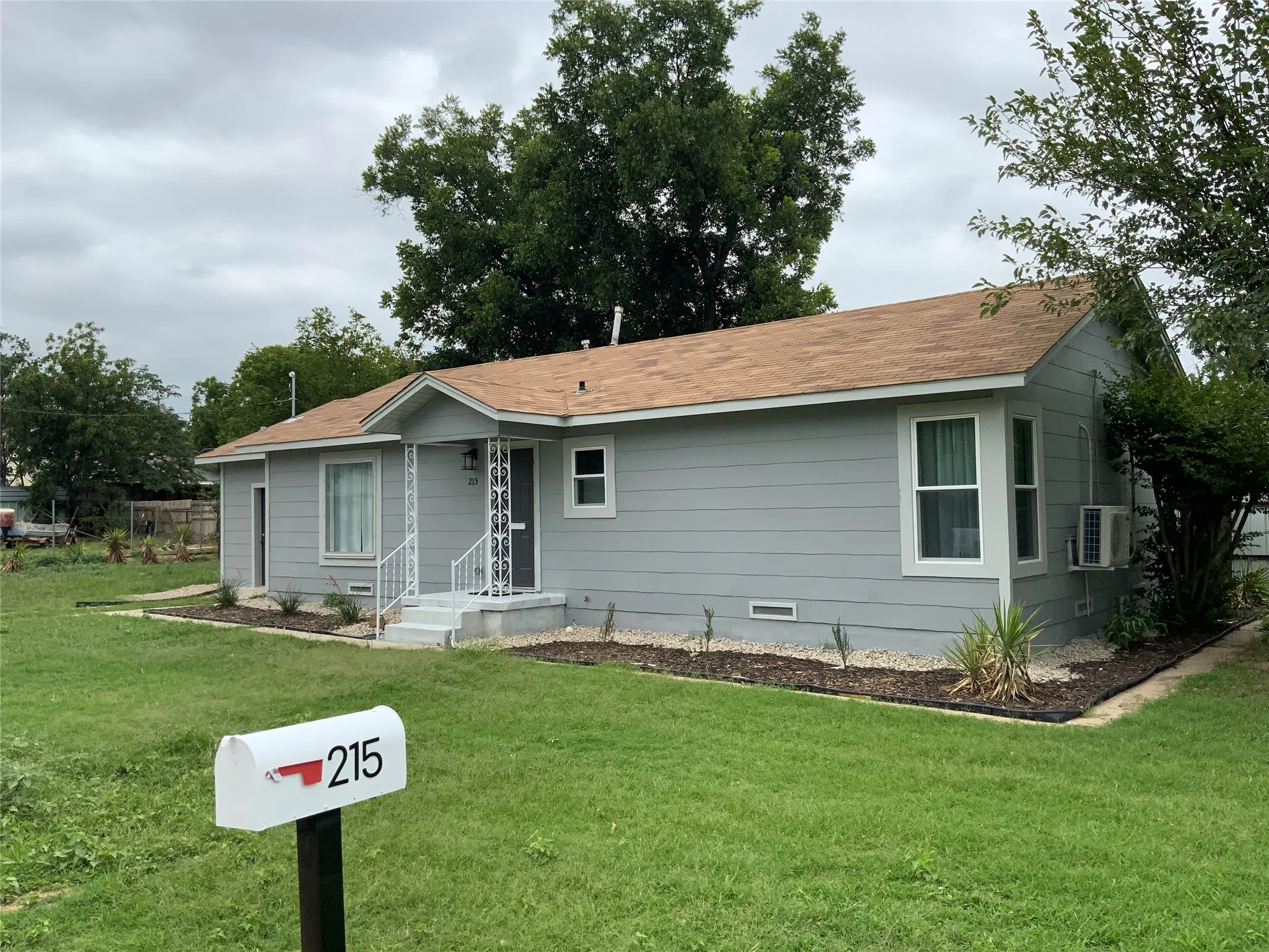 Single Family Residence For Sale in Jack County , 215 S 4th Street, Jacksboro, Texas 76458, 4 Bedroom, 1 Bathroom, Garage spaces, 1,100 Sqft, built in 1940, mls#21309851, Real Estate Agent in Jacksboro, Homes For Sale in Jack county, Homes For Sale in Jacksboro, Realtor in Jacksboro Texas, Real Estate Brokerage Independent Realty Texas, Luminita Cordes Realtor