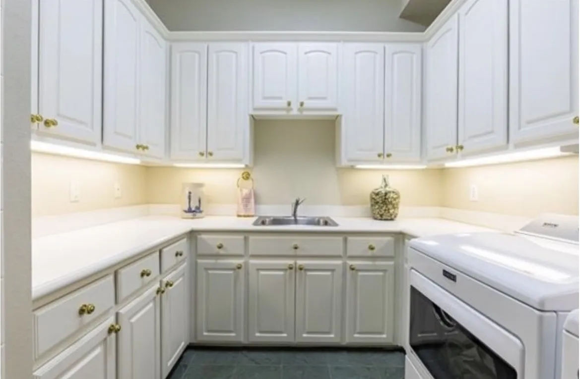 Single Family Residence For Rent in Dallas County , 7985 Caruth Court, Dallas, Texas 75225, 4 Bedroom, 4 Bathroom, 2 Garage spaces, 4,568 Sqft, built in 1994, mls#21309927, Real Estate Agent in Dallas, Homes For Rent in Dallas county, Homes For Rent in Dallas, Realtor in Dallas Texas, Real Estate Brokerage Independent Realty Texas, Luminita Cordes Realtor