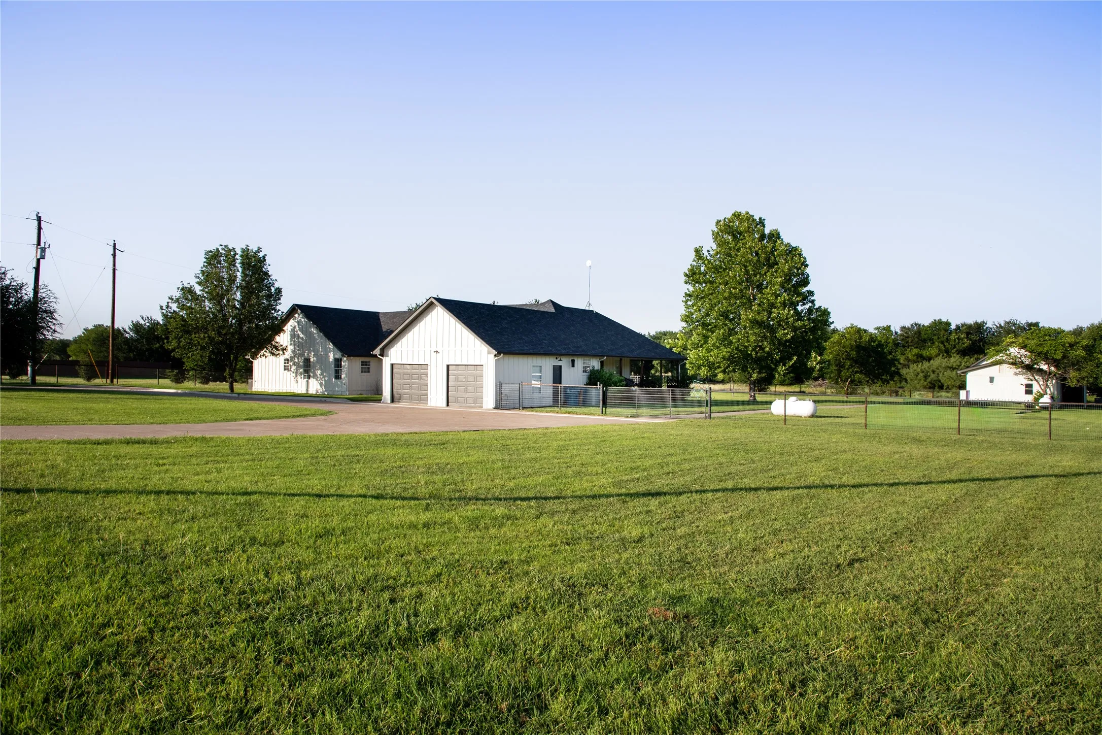 Farm For Sale in Parker County , 1324 Tidwell Road, Weatherford, Texas 76087, 4 Bedroom, 3 Bathroom, 2 Garage spaces, 2,820 Sqft, built in 1995, mls#21308385, Real Estate Agent in Weatherford, Homes For Sale in Parker county, Homes For Sale in Weatherford, Realtor in Weatherford Texas, Real Estate Brokerage Independent Realty Texas, Luminita Cordes Realtor