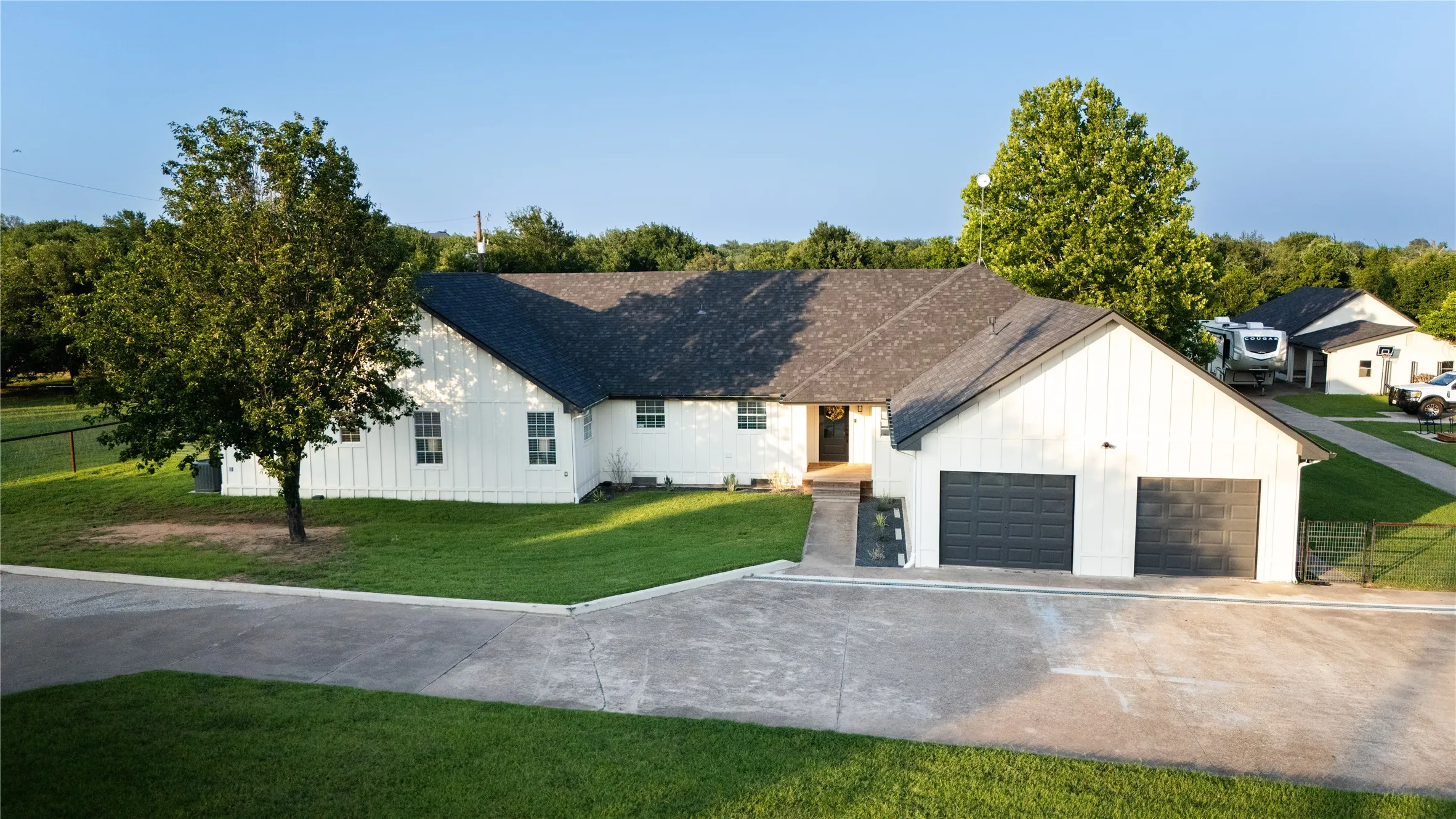 Farm For Sale in Parker County , 1324 Tidwell Road, Weatherford, Texas 76087, 4 Bedroom, 3 Bathroom, 2 Garage spaces, 2,820 Sqft, built in 1995, mls#21308385, Real Estate Agent in Weatherford, Homes For Sale in Parker county, Homes For Sale in Weatherford, Realtor in Weatherford Texas, Real Estate Brokerage Independent Realty Texas, Luminita Cordes Realtor