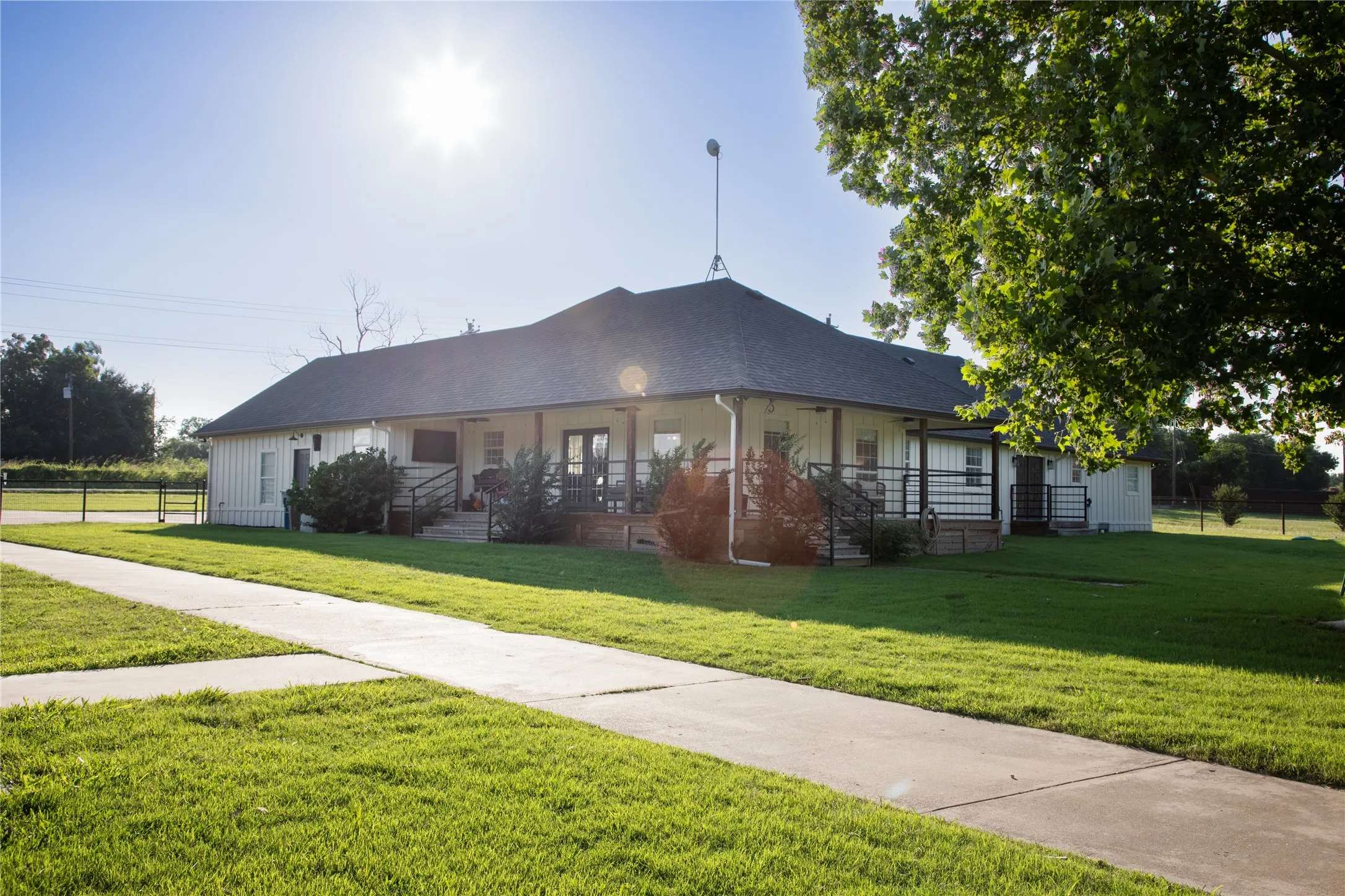 Farm For Sale in Parker County , 1324 Tidwell Road, Weatherford, Texas 76087, 4 Bedroom, 3 Bathroom, 2 Garage spaces, 2,820 Sqft, built in 1995, mls#21308385, Real Estate Agent in Weatherford, Homes For Sale in Parker county, Homes For Sale in Weatherford, Realtor in Weatherford Texas, Real Estate Brokerage Independent Realty Texas, Luminita Cordes Realtor