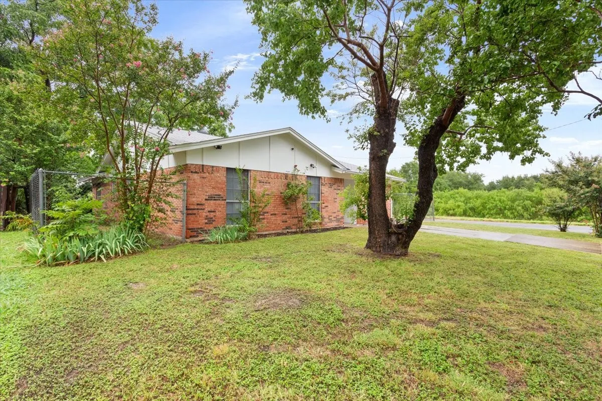Single Family Residence For Sale in Mc Lennan County , 901 Church Avenue, Waco, Texas 76706, 4 Bedrooms, 2 Bathrooms, Garage spaces, 1,437 Sqft, built in 1972, Price $208,000, mls#21309940, Real Estate Agent in Waco, Homes For Sale in Mc Lennan county, Homes For Sale in Waco, Realtor in Waco Texas, Real Estate Brokerage Independent Realty Texas, Luminita Cordes Realtor