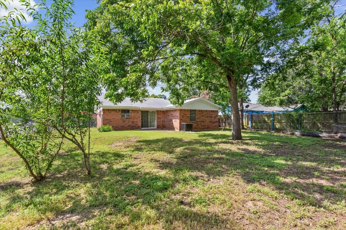 Single Family Residence For Sale in Mc Lennan County , 901 Church Avenue, Waco, Texas 76706, 4 Bedrooms, 2 Bathrooms, Garage spaces, 1,437 Sqft, built in 1972, Price $208,000, mls#21309940, Real Estate Agent in Waco, Homes For Sale in Mc Lennan county, Homes For Sale in Waco, Realtor in Waco Texas, Real Estate Brokerage Independent Realty Texas, Luminita Cordes Realtor