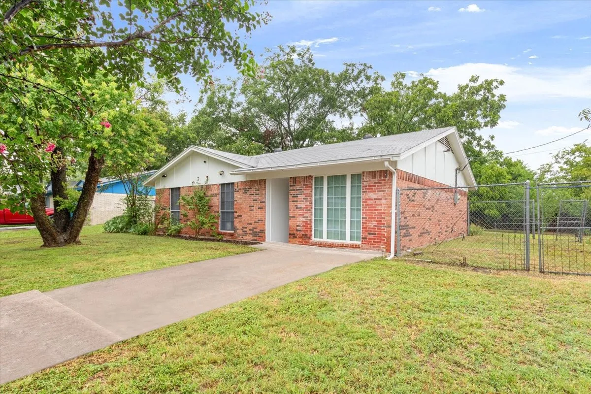 Single Family Residence For Sale in Mc Lennan County , 901 Church Avenue, Waco, Texas 76706, 4 Bedrooms, 2 Bathrooms, Garage spaces, 1,437 Sqft, built in 1972, Price $208,000, mls#21309940, Real Estate Agent in Waco, Homes For Sale in Mc Lennan county, Homes For Sale in Waco, Realtor in Waco Texas, Real Estate Brokerage Independent Realty Texas, Luminita Cordes Realtor