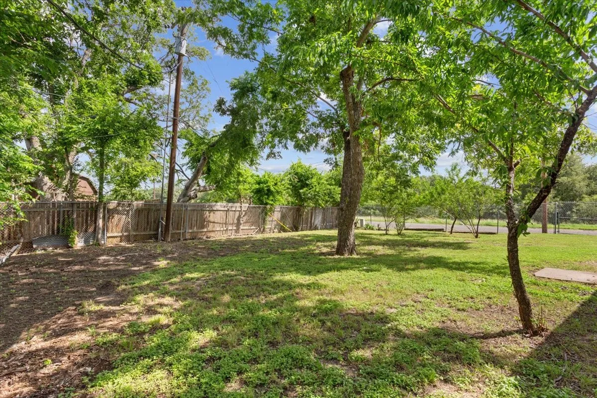 Single Family Residence For Sale in Mc Lennan County , 901 Church Avenue, Waco, Texas 76706, 4 Bedrooms, 2 Bathrooms, Garage spaces, 1,437 Sqft, built in 1972, Price $208,000, mls#21309940, Real Estate Agent in Waco, Homes For Sale in Mc Lennan county, Homes For Sale in Waco, Realtor in Waco Texas, Real Estate Brokerage Independent Realty Texas, Luminita Cordes Realtor