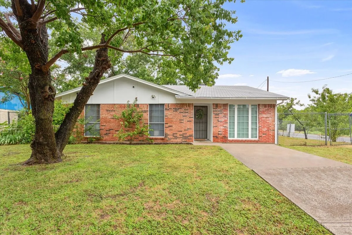 Single Family Residence For Sale in Mc Lennan County , 901 Church Avenue, Waco, Texas 76706, 4 Bedrooms, 2 Bathrooms, Garage spaces, 1,437 Sqft, built in 1972, Price $208,000, mls#21309940, Real Estate Agent in Waco, Homes For Sale in Mc Lennan county, Homes For Sale in Waco, Realtor in Waco Texas, Real Estate Brokerage Independent Realty Texas, Luminita Cordes Realtor