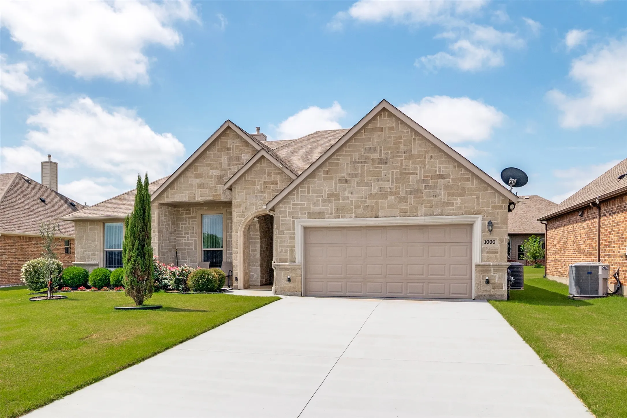 Single Family Residence For Sale in Collin County , 1006 Saint Jude Court, Royse City, Texas 75189, 3 Bedroom, 3 Bathroom, 2 Garage spaces, 2,131 Sqft, built in 2015, mls#21301597, Real Estate Agent in Royse City, Homes For Sale in Collin county, Homes For Sale in Royse City, Realtor in Royse City Texas, Real Estate Brokerage Independent Realty Texas, Luminita Cordes Realtor