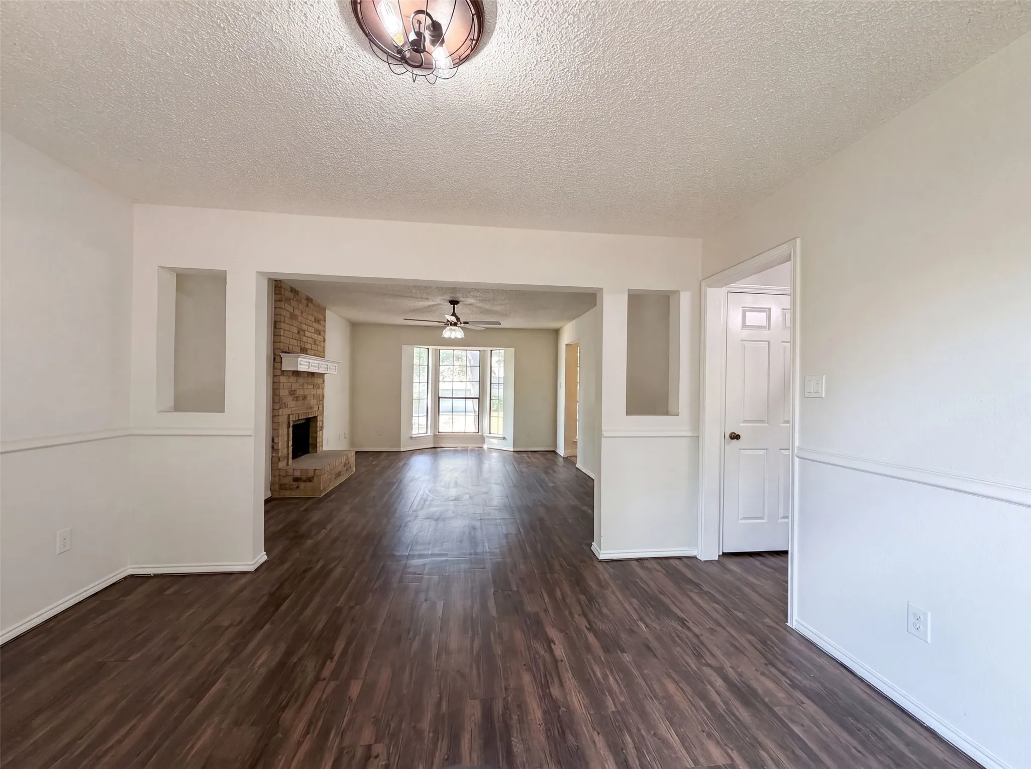 Single Family Residence For Sale in Tarrant County , 3805 Brookfield Drive, Arlington, Texas 76001, 3 Bedroom, 3 Bathroom, 2 Garage spaces, 1,468 Sqft, built in 1983, mls#21309966, Real Estate Agent in Arlington, Homes For Sale in Tarrant county, Homes For Sale in Arlington, Realtor in Arlington Texas, Real Estate Brokerage Independent Realty Texas, Luminita Cordes Realtor