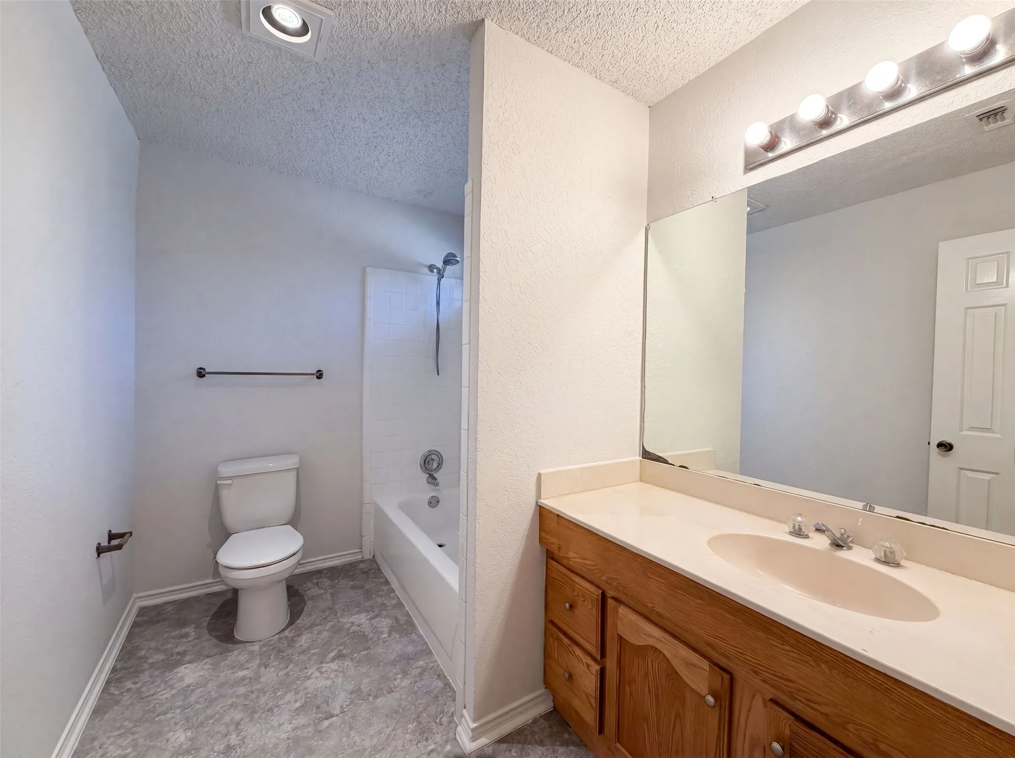 Single Family Residence For Sale in Tarrant County , 3805 Brookfield Drive, Arlington, Texas 76001, 3 Bedroom, 3 Bathroom, 2 Garage spaces, 1,468 Sqft, built in 1983, mls#21309966, Real Estate Agent in Arlington, Homes For Sale in Tarrant county, Homes For Sale in Arlington, Realtor in Arlington Texas, Real Estate Brokerage Independent Realty Texas, Luminita Cordes Realtor