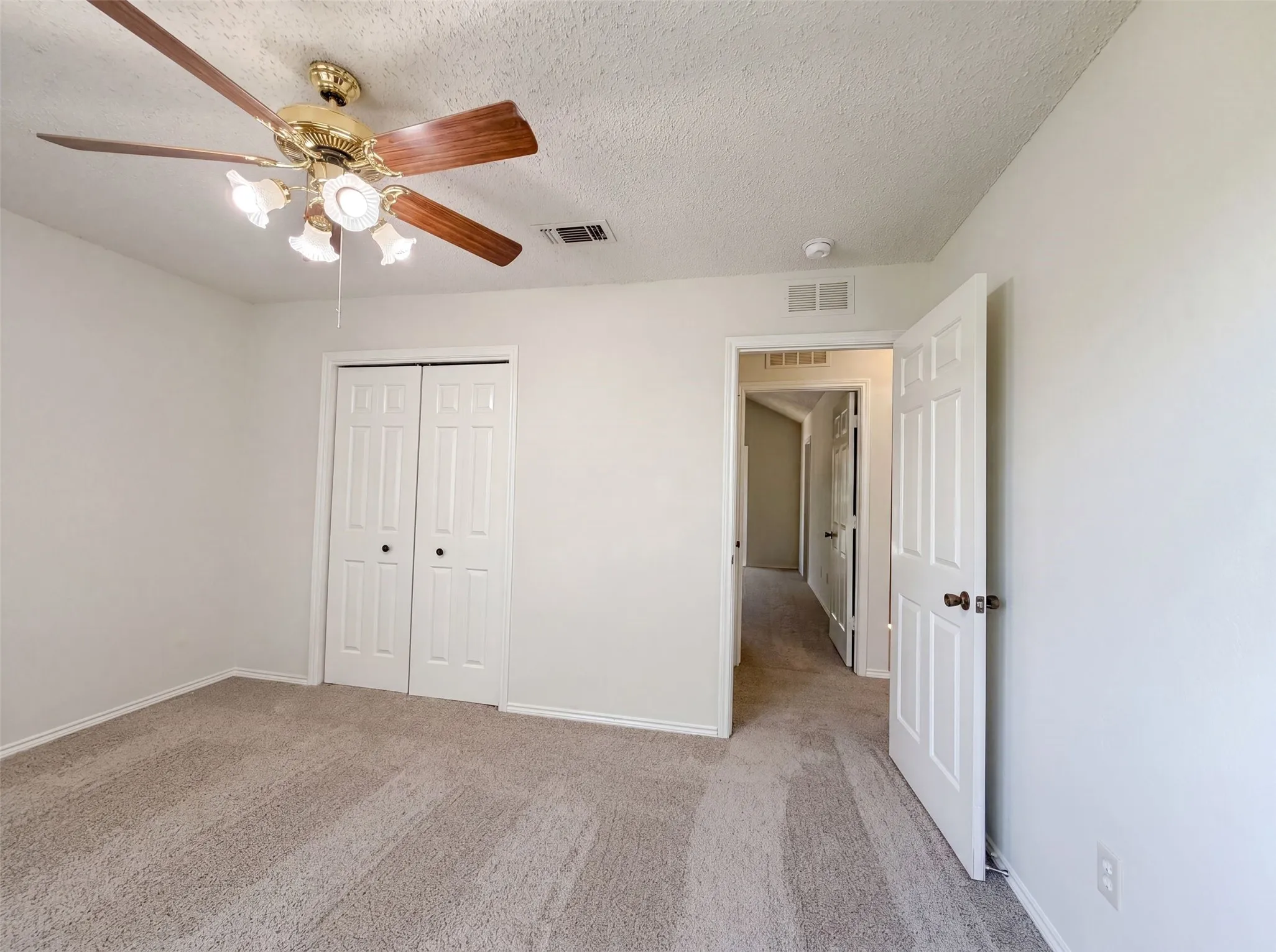 Single Family Residence For Sale in Tarrant County , 3805 Brookfield Drive, Arlington, Texas 76001, 3 Bedroom, 3 Bathroom, 2 Garage spaces, 1,468 Sqft, built in 1983, mls#21309966, Real Estate Agent in Arlington, Homes For Sale in Tarrant county, Homes For Sale in Arlington, Realtor in Arlington Texas, Real Estate Brokerage Independent Realty Texas, Luminita Cordes Realtor