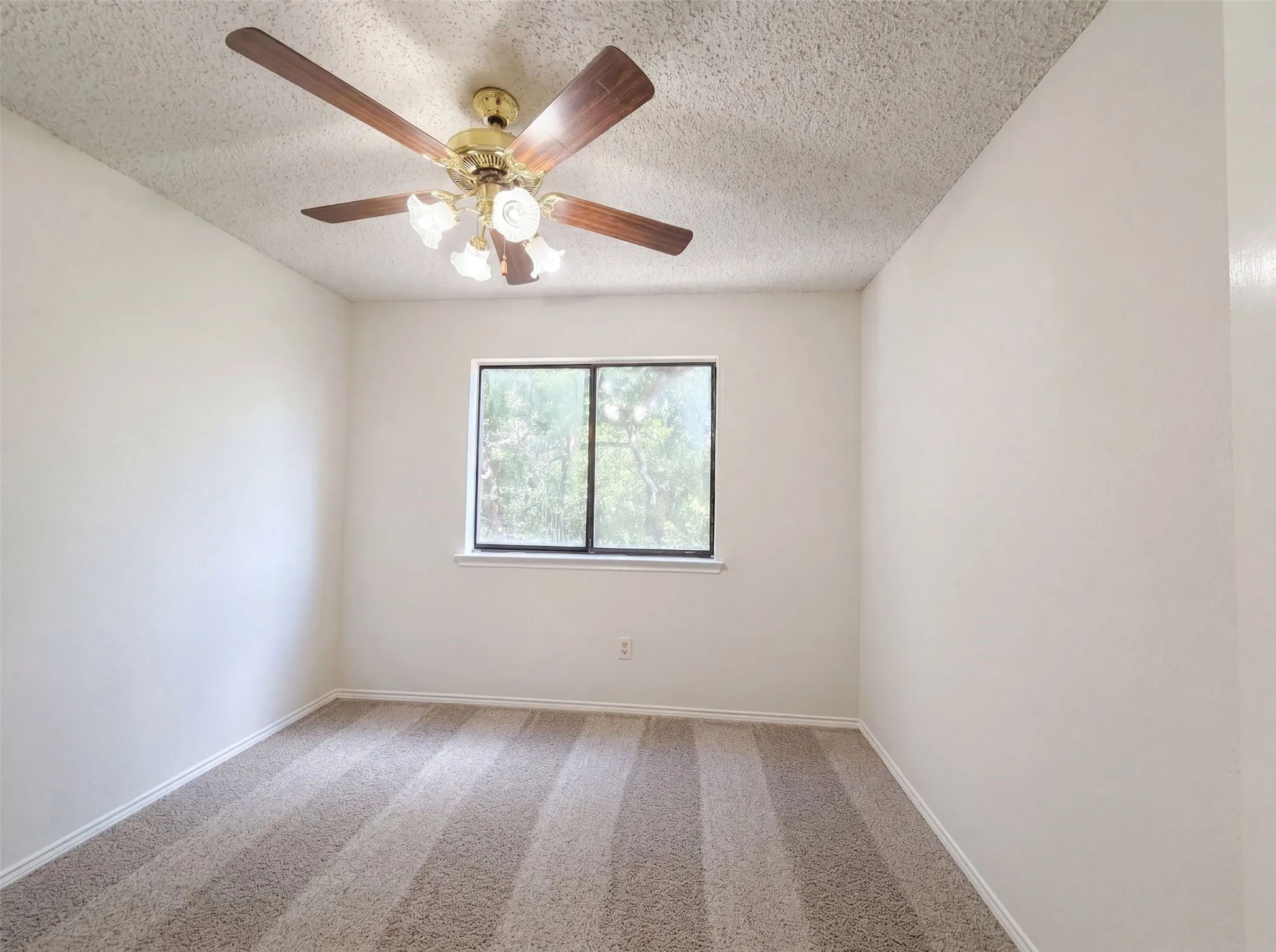 Single Family Residence For Sale in Tarrant County , 3805 Brookfield Drive, Arlington, Texas 76001, 3 Bedroom, 3 Bathroom, 2 Garage spaces, 1,468 Sqft, built in 1983, mls#21309966, Real Estate Agent in Arlington, Homes For Sale in Tarrant county, Homes For Sale in Arlington, Realtor in Arlington Texas, Real Estate Brokerage Independent Realty Texas, Luminita Cordes Realtor