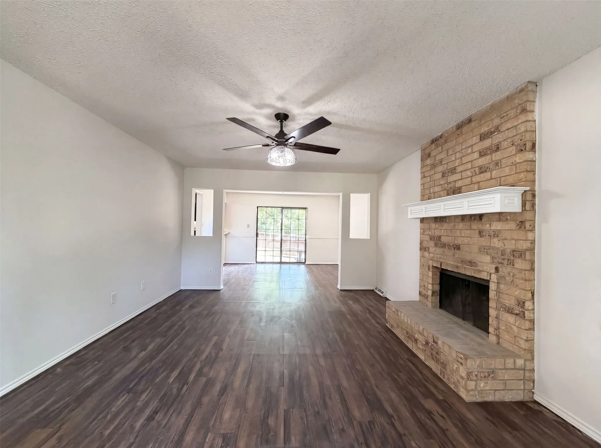 Single Family Residence For Sale in Tarrant County , 3805 Brookfield Drive, Arlington, Texas 76001, 3 Bedroom, 3 Bathroom, 2 Garage spaces, 1,468 Sqft, built in 1983, mls#21309966, Real Estate Agent in Arlington, Homes For Sale in Tarrant county, Homes For Sale in Arlington, Realtor in Arlington Texas, Real Estate Brokerage Independent Realty Texas, Luminita Cordes Realtor