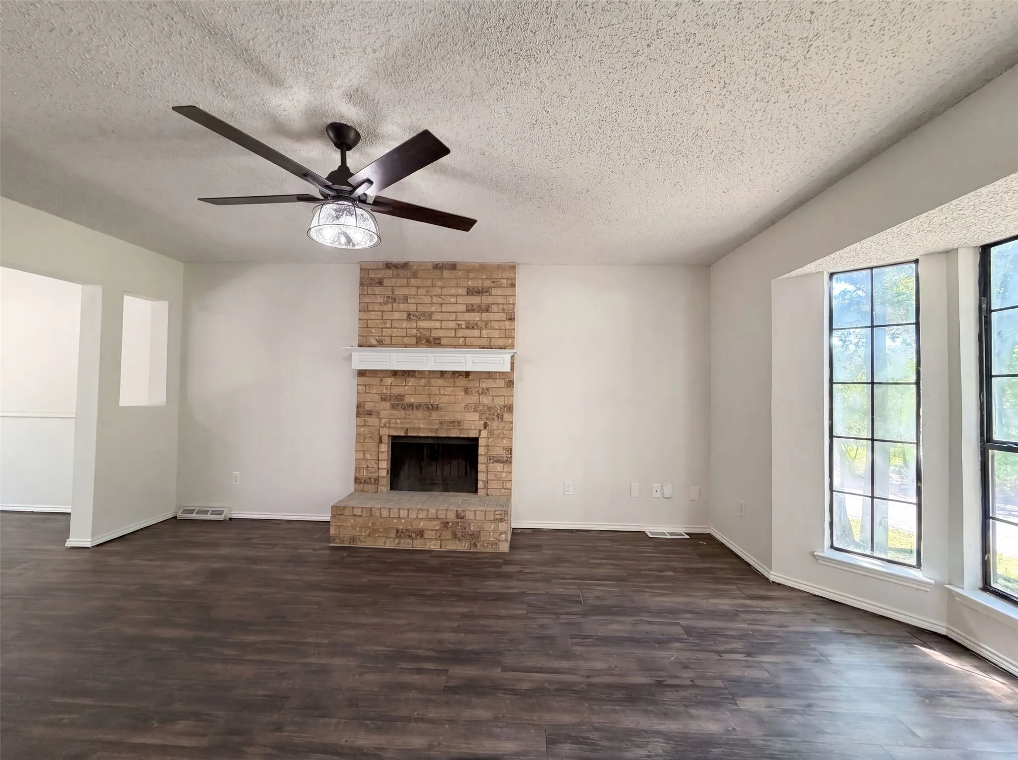 Single Family Residence For Sale in Tarrant County , 3805 Brookfield Drive, Arlington, Texas 76001, 3 Bedroom, 3 Bathroom, 2 Garage spaces, 1,468 Sqft, built in 1983, mls#21309966, Real Estate Agent in Arlington, Homes For Sale in Tarrant county, Homes For Sale in Arlington, Realtor in Arlington Texas, Real Estate Brokerage Independent Realty Texas, Luminita Cordes Realtor