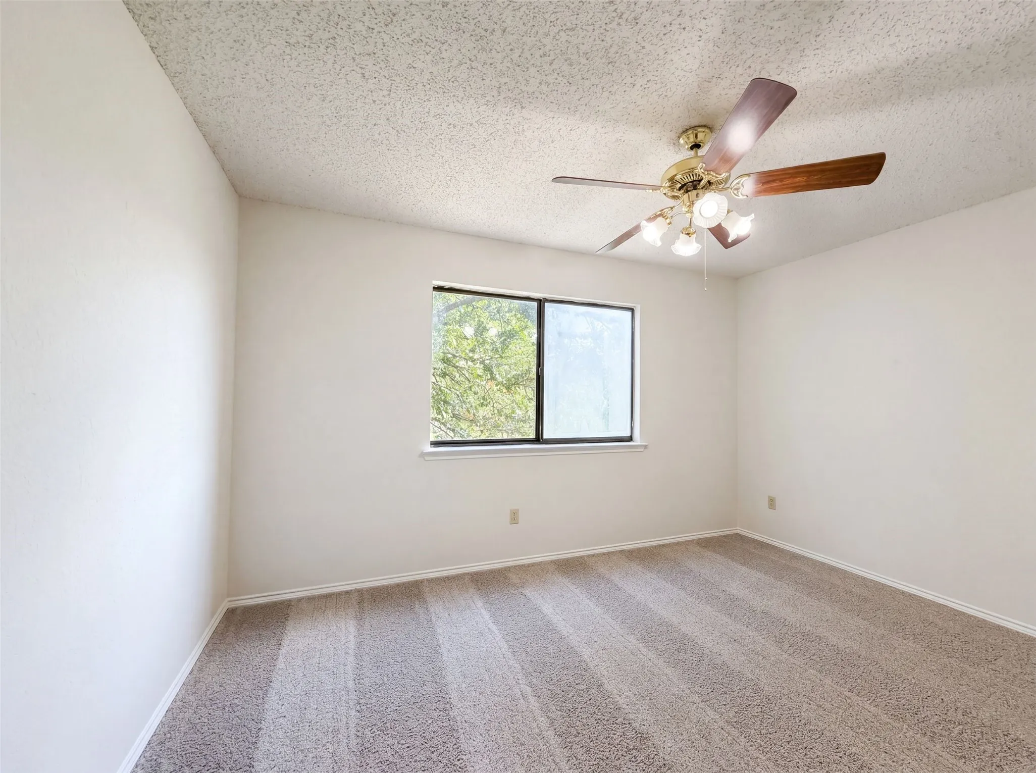 Single Family Residence For Sale in Tarrant County , 3805 Brookfield Drive, Arlington, Texas 76001, 3 Bedroom, 3 Bathroom, 2 Garage spaces, 1,468 Sqft, built in 1983, mls#21309966, Real Estate Agent in Arlington, Homes For Sale in Tarrant county, Homes For Sale in Arlington, Realtor in Arlington Texas, Real Estate Brokerage Independent Realty Texas, Luminita Cordes Realtor