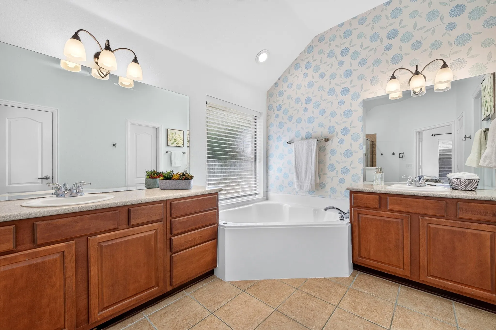 Single Family Residence For Sale in Collin County , 10906 Ascot Drive, Frisco, Texas 75033, 5 Bedroom, 3 Bathroom, 2 Garage spaces, 3,147 Sqft, built in 2006, mls#21309936, Real Estate Agent in Frisco, Homes For Sale in Collin county, Homes For Sale in Frisco, Realtor in Frisco Texas, Real Estate Brokerage Independent Realty Texas, Luminita Cordes Realtor