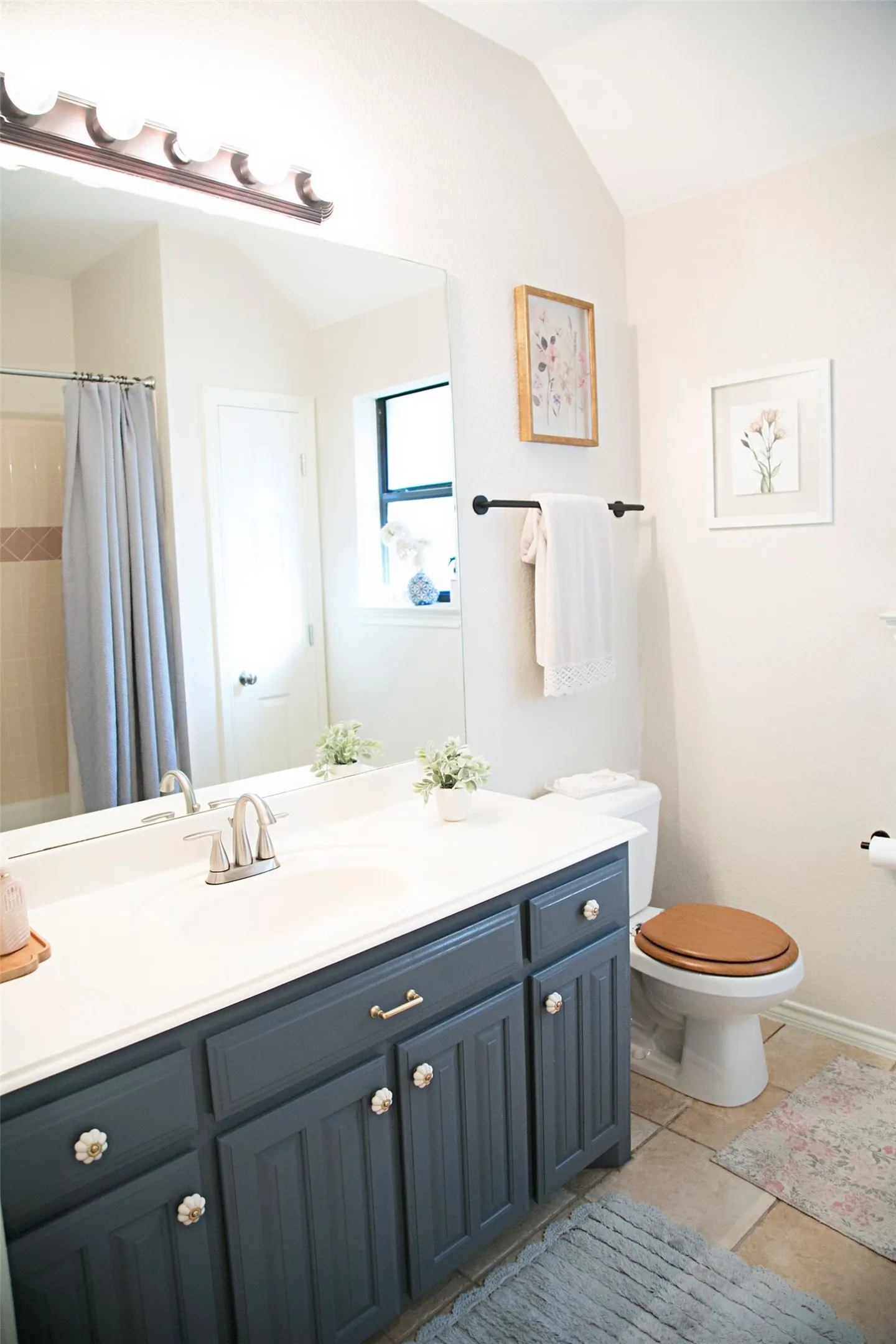 Full bathroom level one.