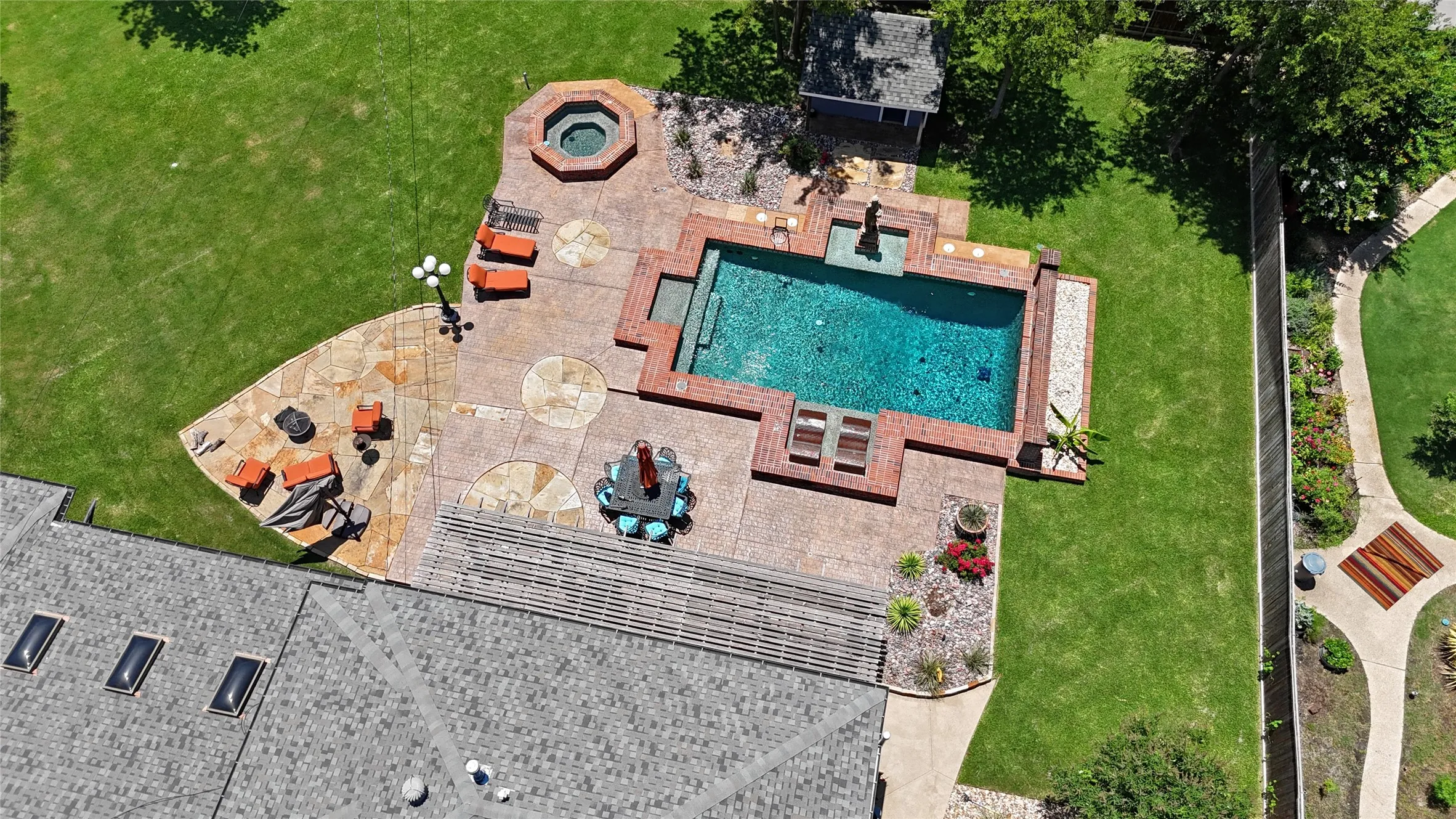 Single Family Residence For Sale in Denton County , 315 Mimosa Drive, Denton, Texas 76201, 3 Bedroom, 3 Bathroom, 3 Garage spaces, 2,991 Sqft, built in 1951, mls#21307305, Real Estate Agent in Denton, Homes For Sale in Denton county, Homes For Sale in Denton, Realtor in Denton Texas, Real Estate Brokerage Independent Realty Texas, Luminita Cordes Realtor