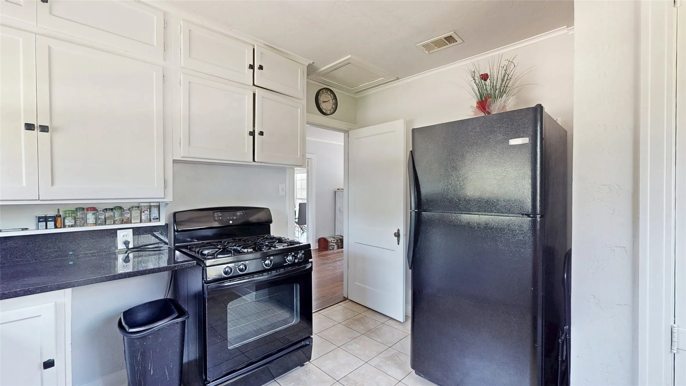 Single Family Residence For Sale in Denton County , 315 Mimosa Drive, Denton, Texas 76201, 3 Bedroom, 3 Bathroom, 3 Garage spaces, 2,991 Sqft, built in 1951, mls#21307305, Real Estate Agent in Denton, Homes For Sale in Denton county, Homes For Sale in Denton, Realtor in Denton Texas, Real Estate Brokerage Independent Realty Texas, Luminita Cordes Realtor
