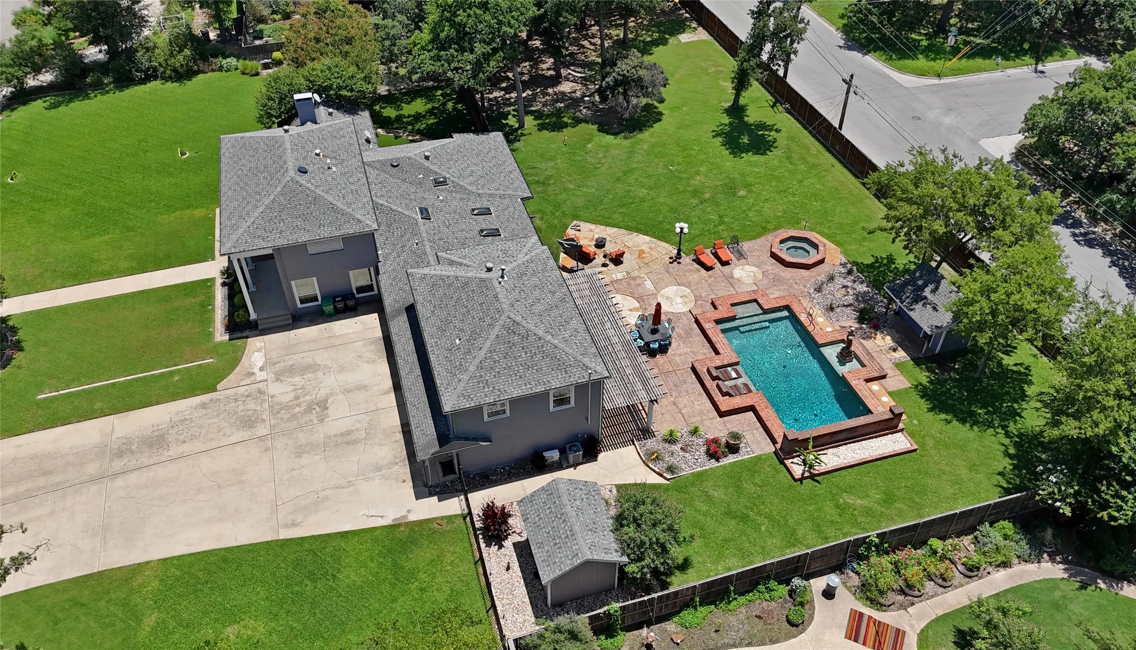 Single Family Residence For Sale in Denton County , 315 Mimosa Drive, Denton, Texas 76201, 3 Bedroom, 3 Bathroom, 3 Garage spaces, 2,991 Sqft, built in 1951, mls#21307305, Real Estate Agent in Denton, Homes For Sale in Denton county, Homes For Sale in Denton, Realtor in Denton Texas, Real Estate Brokerage Independent Realty Texas, Luminita Cordes Realtor