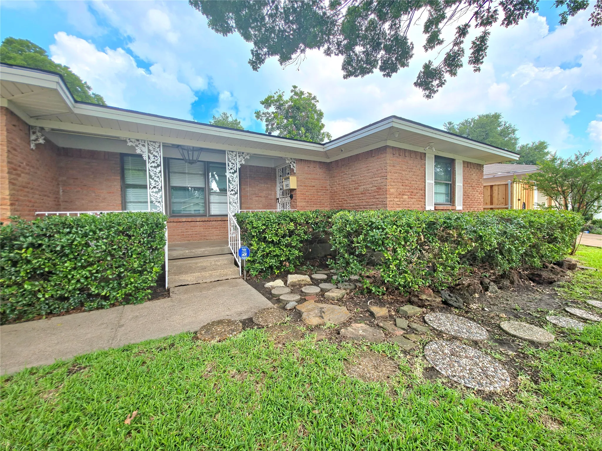 Single Family Residence For Sale in Dallas County , 2522 Robin Lane, Garland, Texas 75041, 3 Bedroom, 2 Bathroom, 2 Garage spaces, 1,387 Sqft, built in 1961, mls#21309798, Real Estate Agent in Garland, Homes For Sale in Dallas county, Homes For Sale in Garland, Realtor in Garland Texas, Real Estate Brokerage Independent Realty Texas, Luminita Cordes Realtor