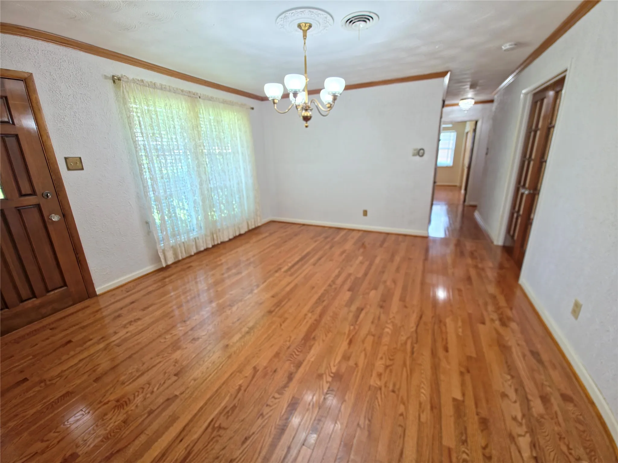 Single Family Residence For Sale in Dallas County , 2522 Robin Lane, Garland, Texas 75041, 3 Bedroom, 2 Bathroom, 2 Garage spaces, 1,387 Sqft, built in 1961, mls#21309798, Real Estate Agent in Garland, Homes For Sale in Dallas county, Homes For Sale in Garland, Realtor in Garland Texas, Real Estate Brokerage Independent Realty Texas, Luminita Cordes Realtor