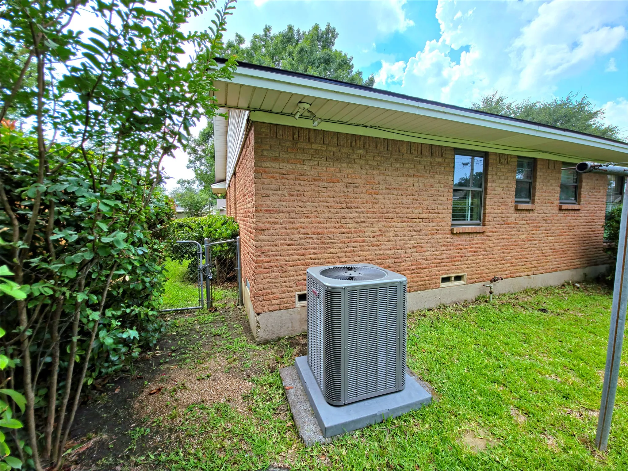Single Family Residence For Sale in Dallas County , 2522 Robin Lane, Garland, Texas 75041, 3 Bedroom, 2 Bathroom, 2 Garage spaces, 1,387 Sqft, built in 1961, mls#21309798, Real Estate Agent in Garland, Homes For Sale in Dallas county, Homes For Sale in Garland, Realtor in Garland Texas, Real Estate Brokerage Independent Realty Texas, Luminita Cordes Realtor