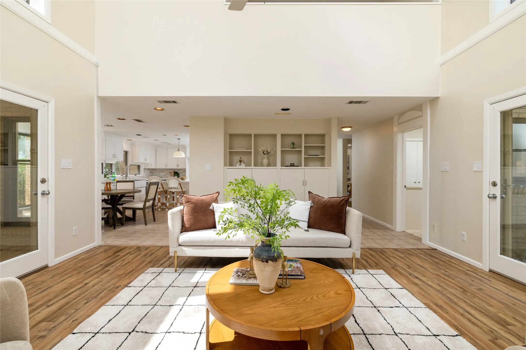 Single Family Residence For Sale in Tarrant County , 3505 Estates Drive, Dalworthington Gardens, Texas 76016, 4 Bedroom, 5 Bathroom, 2 Garage spaces, 3,420 Sqft, built in 1985, mls#21308940, Real Estate Agent in Dalworthington Gardens, Homes For Sale in Tarrant county, Homes For Sale in Dalworthington Gardens, Realtor in Dalworthington Gardens Texas, Real Estate Brokerage Independent Realty Texas, Luminita Cordes Realtor