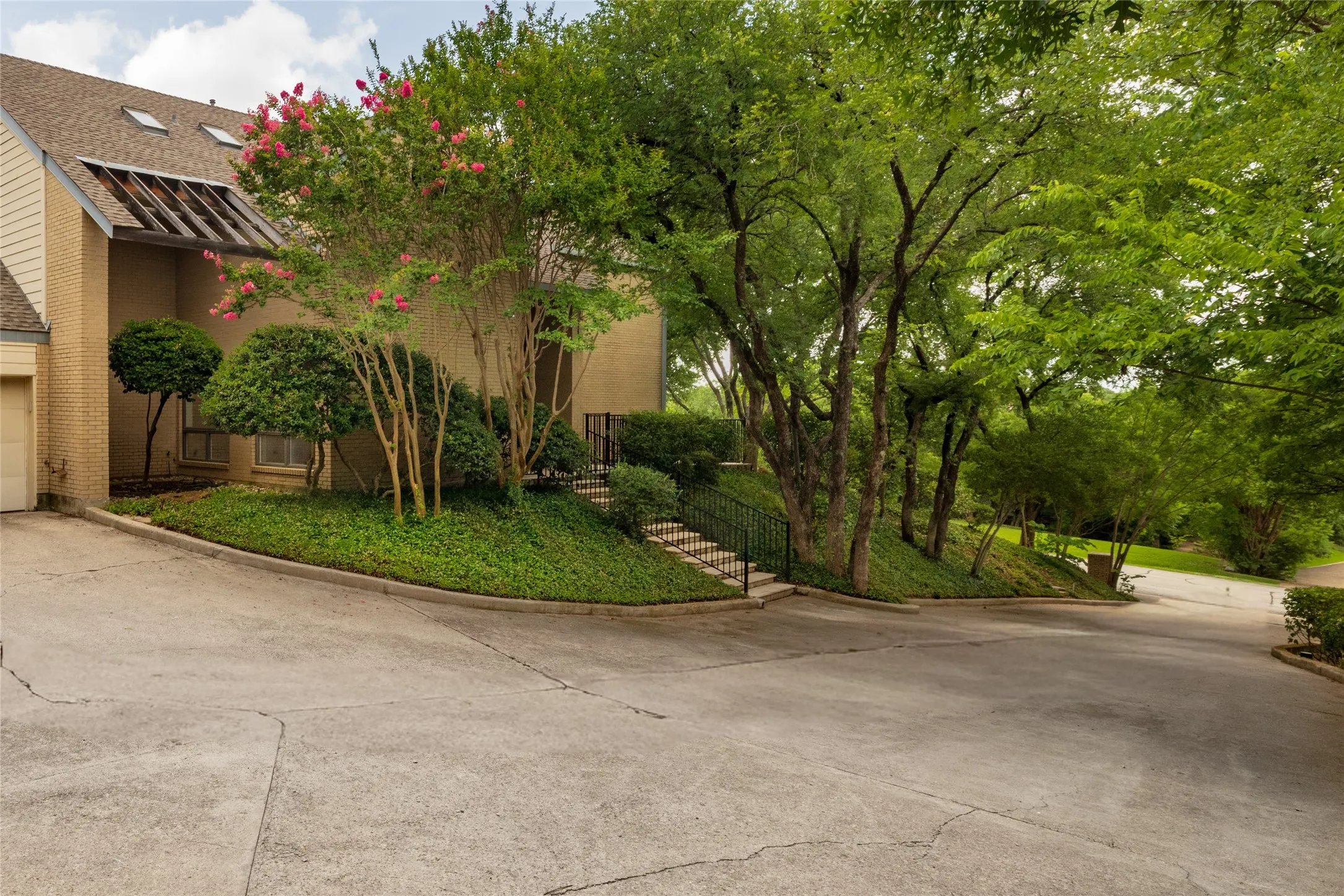 Single Family Residence For Sale in Tarrant County , 3505 Estates Drive, Dalworthington Gardens, Texas 76016, 4 Bedroom, 5 Bathroom, 2 Garage spaces, 3,420 Sqft, built in 1985, mls#21308940, Real Estate Agent in Dalworthington Gardens, Homes For Sale in Tarrant county, Homes For Sale in Dalworthington Gardens, Realtor in Dalworthington Gardens Texas, Real Estate Brokerage Independent Realty Texas, Luminita Cordes Realtor
