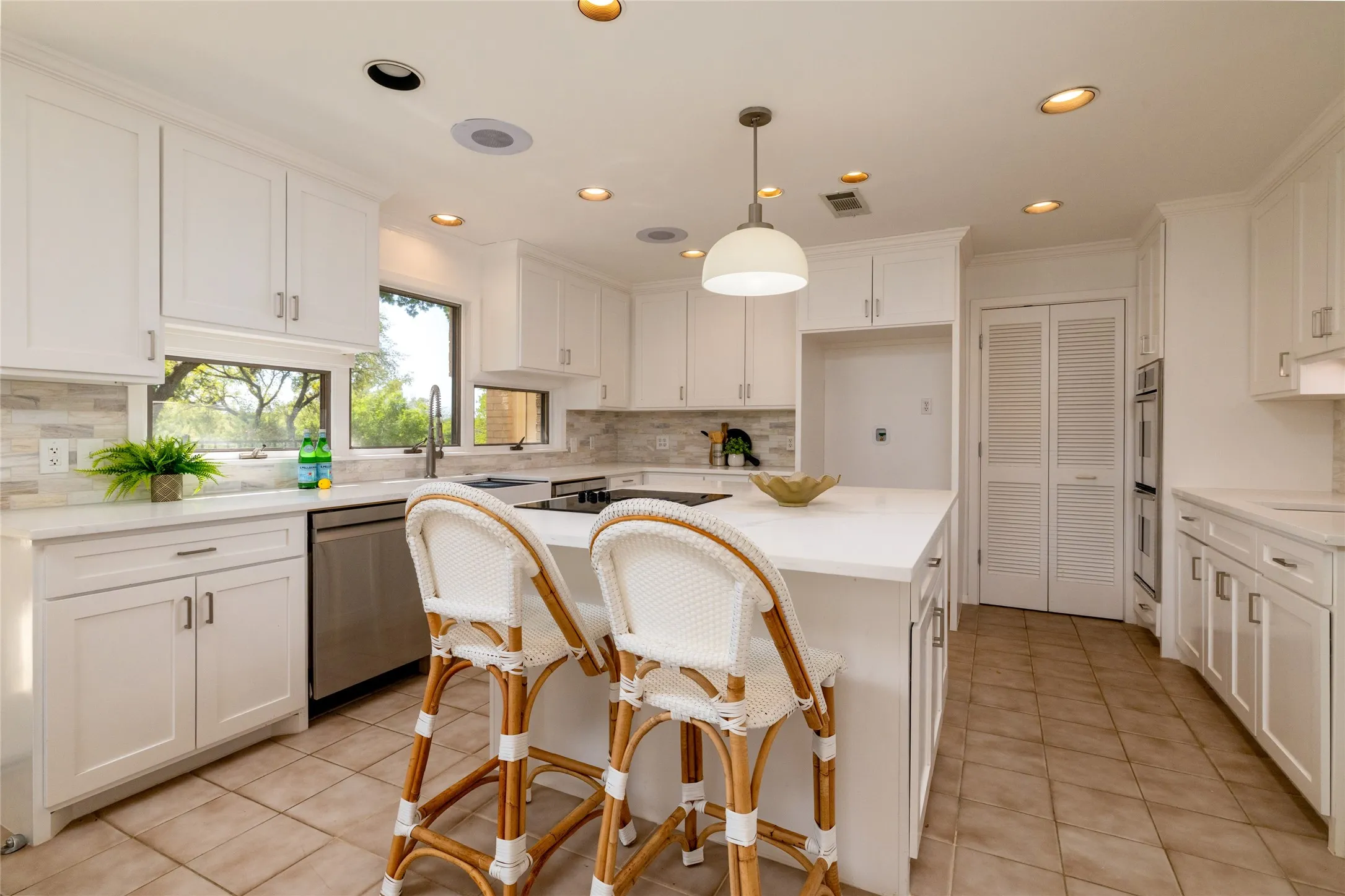 Single Family Residence For Sale in Tarrant County , 3505 Estates Drive, Dalworthington Gardens, Texas 76016, 4 Bedroom, 5 Bathroom, 2 Garage spaces, 3,420 Sqft, built in 1985, mls#21308940, Real Estate Agent in Dalworthington Gardens, Homes For Sale in Tarrant county, Homes For Sale in Dalworthington Gardens, Realtor in Dalworthington Gardens Texas, Real Estate Brokerage Independent Realty Texas, Luminita Cordes Realtor