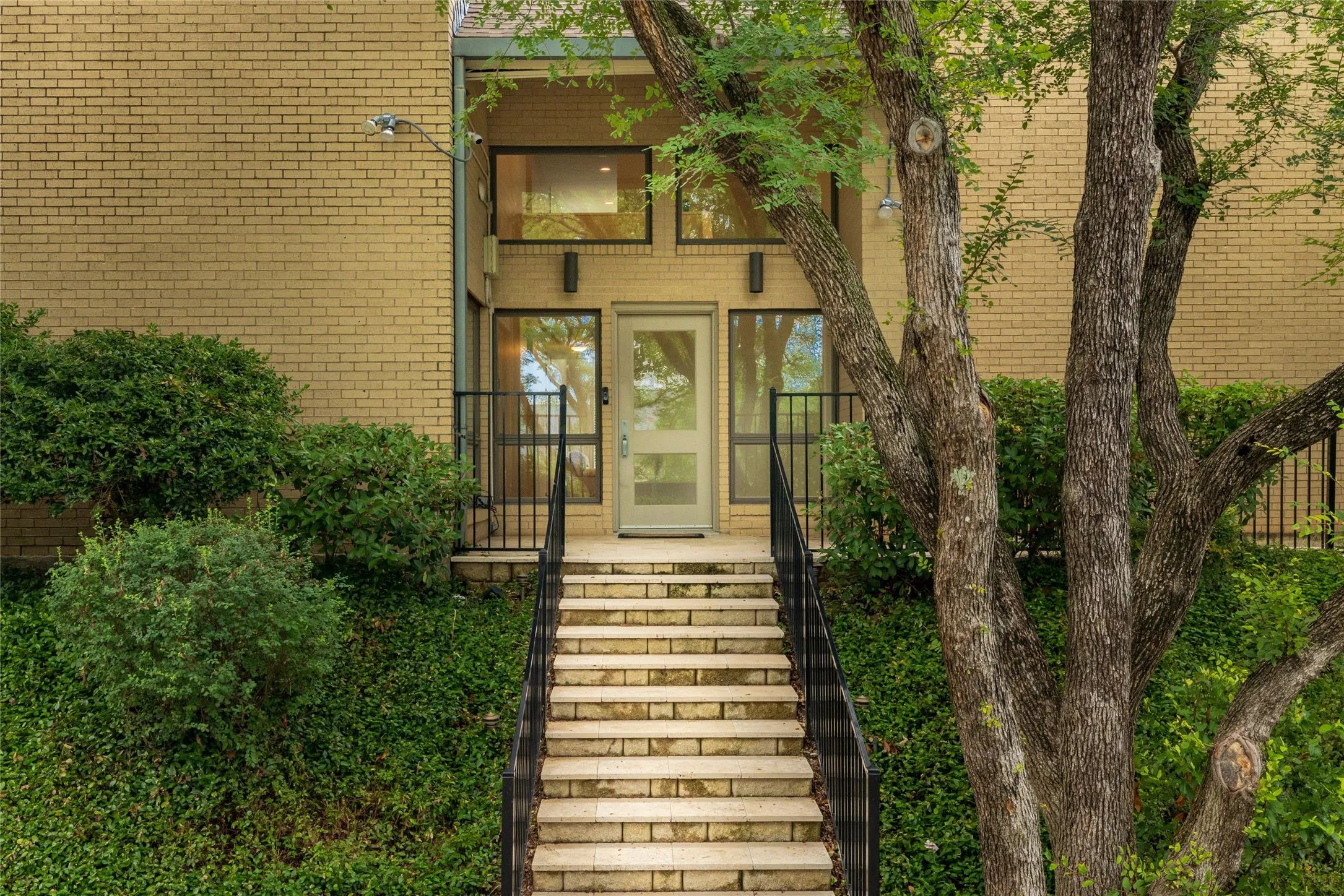 Single Family Residence For Sale in Tarrant County , 3505 Estates Drive, Dalworthington Gardens, Texas 76016, 4 Bedroom, 5 Bathroom, 2 Garage spaces, 3,420 Sqft, built in 1985, mls#21308940, Real Estate Agent in Dalworthington Gardens, Homes For Sale in Tarrant county, Homes For Sale in Dalworthington Gardens, Realtor in Dalworthington Gardens Texas, Real Estate Brokerage Independent Realty Texas, Luminita Cordes Realtor