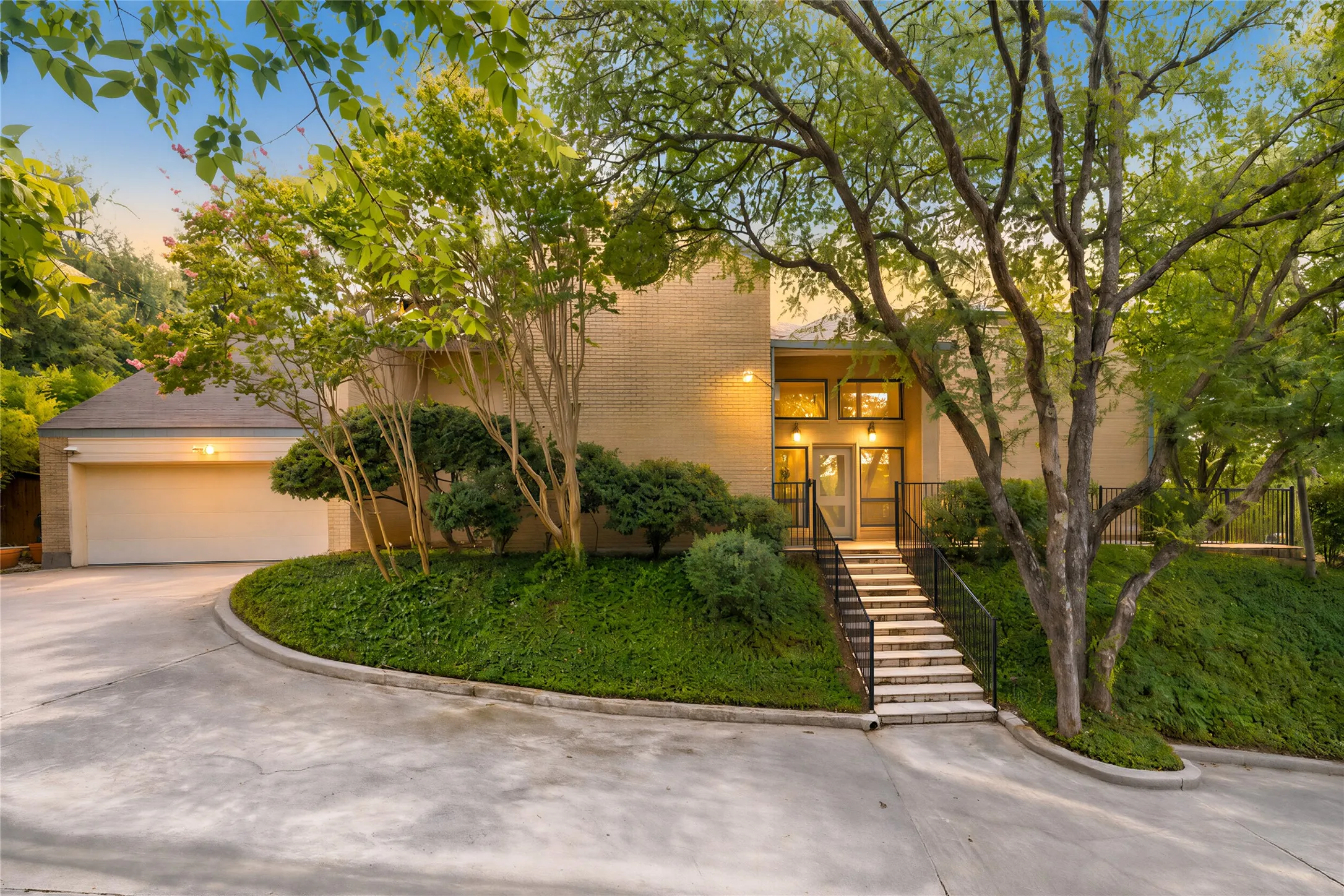 Single Family Residence For Sale in Tarrant County , 3505 Estates Drive, Dalworthington Gardens, Texas 76016, 4 Bedroom, 5 Bathroom, 2 Garage spaces, 3,420 Sqft, built in 1985, mls#21308940, Real Estate Agent in Dalworthington Gardens, Homes For Sale in Tarrant county, Homes For Sale in Dalworthington Gardens, Realtor in Dalworthington Gardens Texas, Real Estate Brokerage Independent Realty Texas, Luminita Cordes Realtor