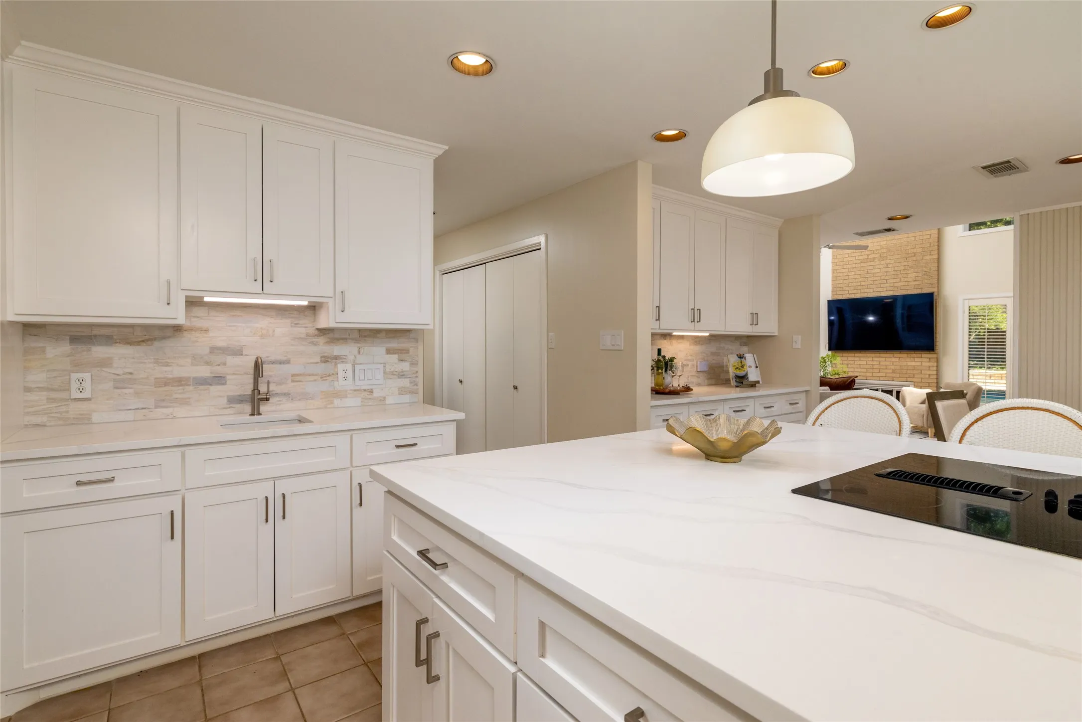 Single Family Residence For Sale in Tarrant County , 3505 Estates Drive, Dalworthington Gardens, Texas 76016, 4 Bedroom, 5 Bathroom, 2 Garage spaces, 3,420 Sqft, built in 1985, mls#21308940, Real Estate Agent in Dalworthington Gardens, Homes For Sale in Tarrant county, Homes For Sale in Dalworthington Gardens, Realtor in Dalworthington Gardens Texas, Real Estate Brokerage Independent Realty Texas, Luminita Cordes Realtor