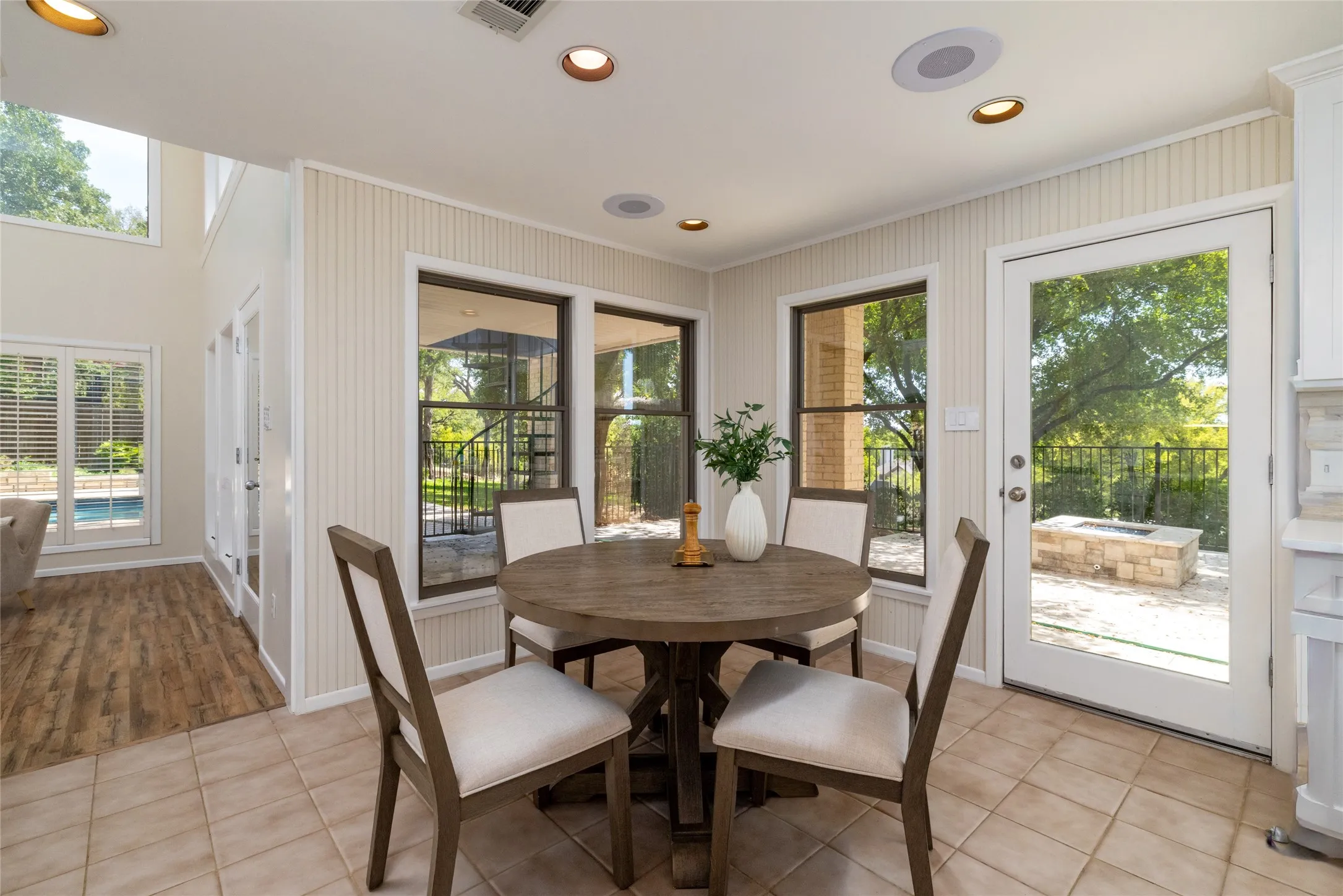Single Family Residence For Sale in Tarrant County , 3505 Estates Drive, Dalworthington Gardens, Texas 76016, 4 Bedroom, 5 Bathroom, 2 Garage spaces, 3,420 Sqft, built in 1985, mls#21308940, Real Estate Agent in Dalworthington Gardens, Homes For Sale in Tarrant county, Homes For Sale in Dalworthington Gardens, Realtor in Dalworthington Gardens Texas, Real Estate Brokerage Independent Realty Texas, Luminita Cordes Realtor