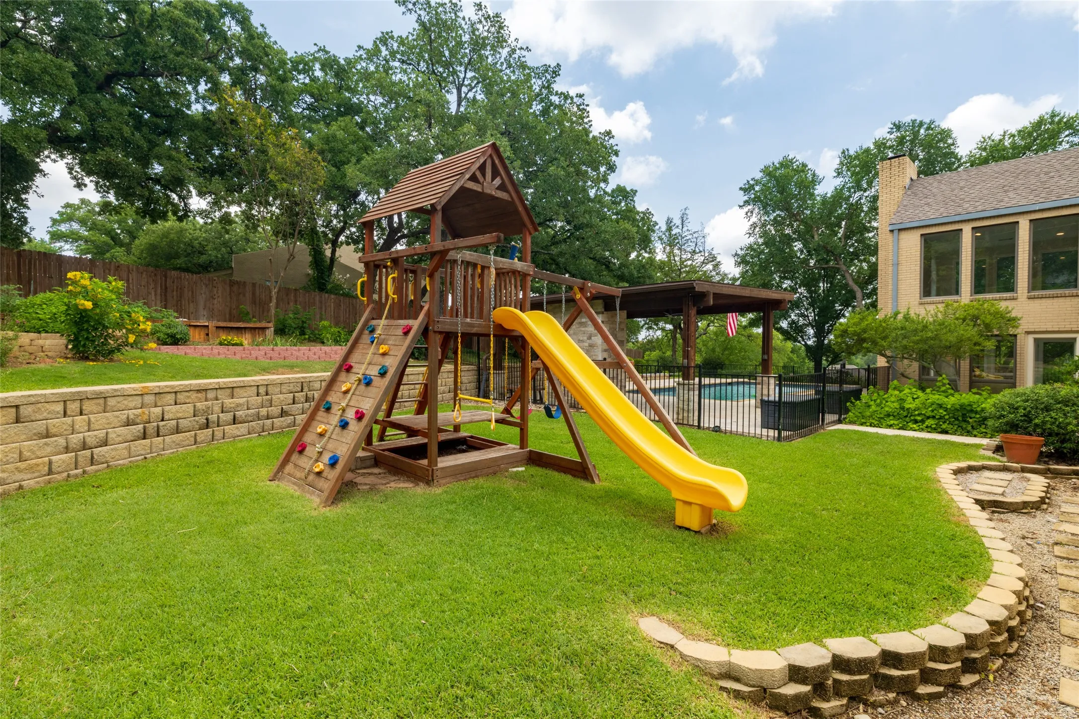 Single Family Residence For Sale in Tarrant County , 3505 Estates Drive, Dalworthington Gardens, Texas 76016, 4 Bedroom, 5 Bathroom, 2 Garage spaces, 3,420 Sqft, built in 1985, mls#21308940, Real Estate Agent in Dalworthington Gardens, Homes For Sale in Tarrant county, Homes For Sale in Dalworthington Gardens, Realtor in Dalworthington Gardens Texas, Real Estate Brokerage Independent Realty Texas, Luminita Cordes Realtor